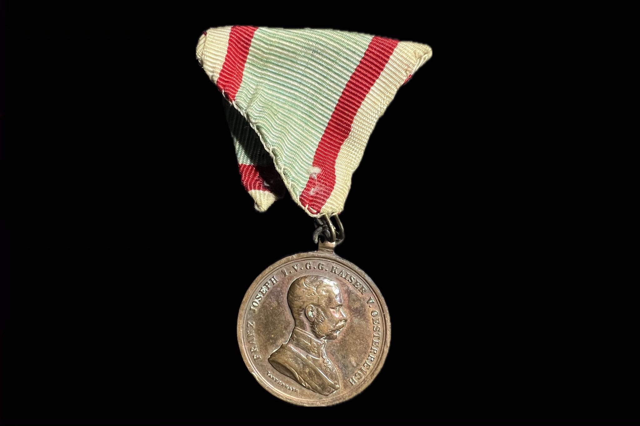 Ferenc József Vitézségi Bronz Érem mellszalagon 
