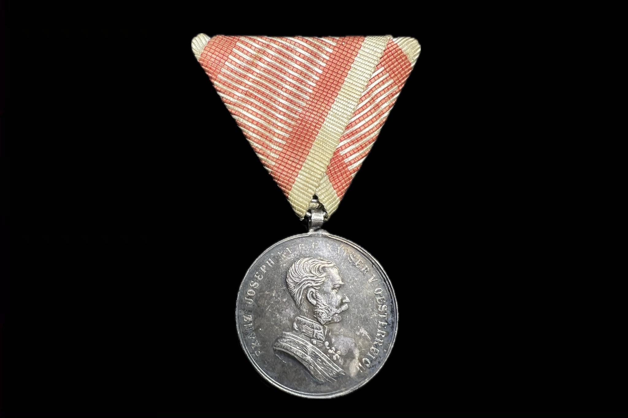 Ferenc József Vitézségi ezust érem II.osztály mellszalagon 