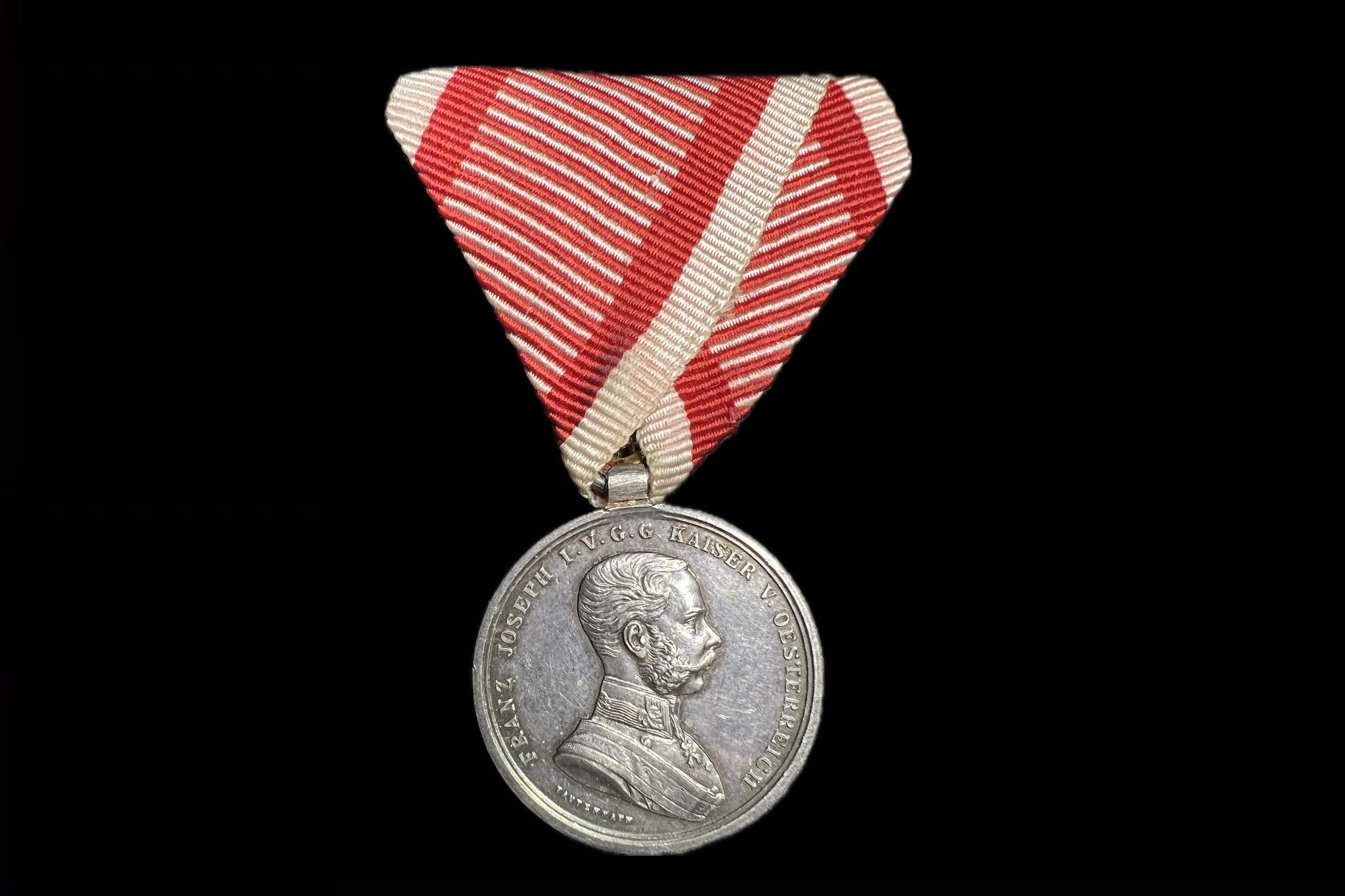Ferenc József Vitézségi ezust érem II.osztály mellszalagon 