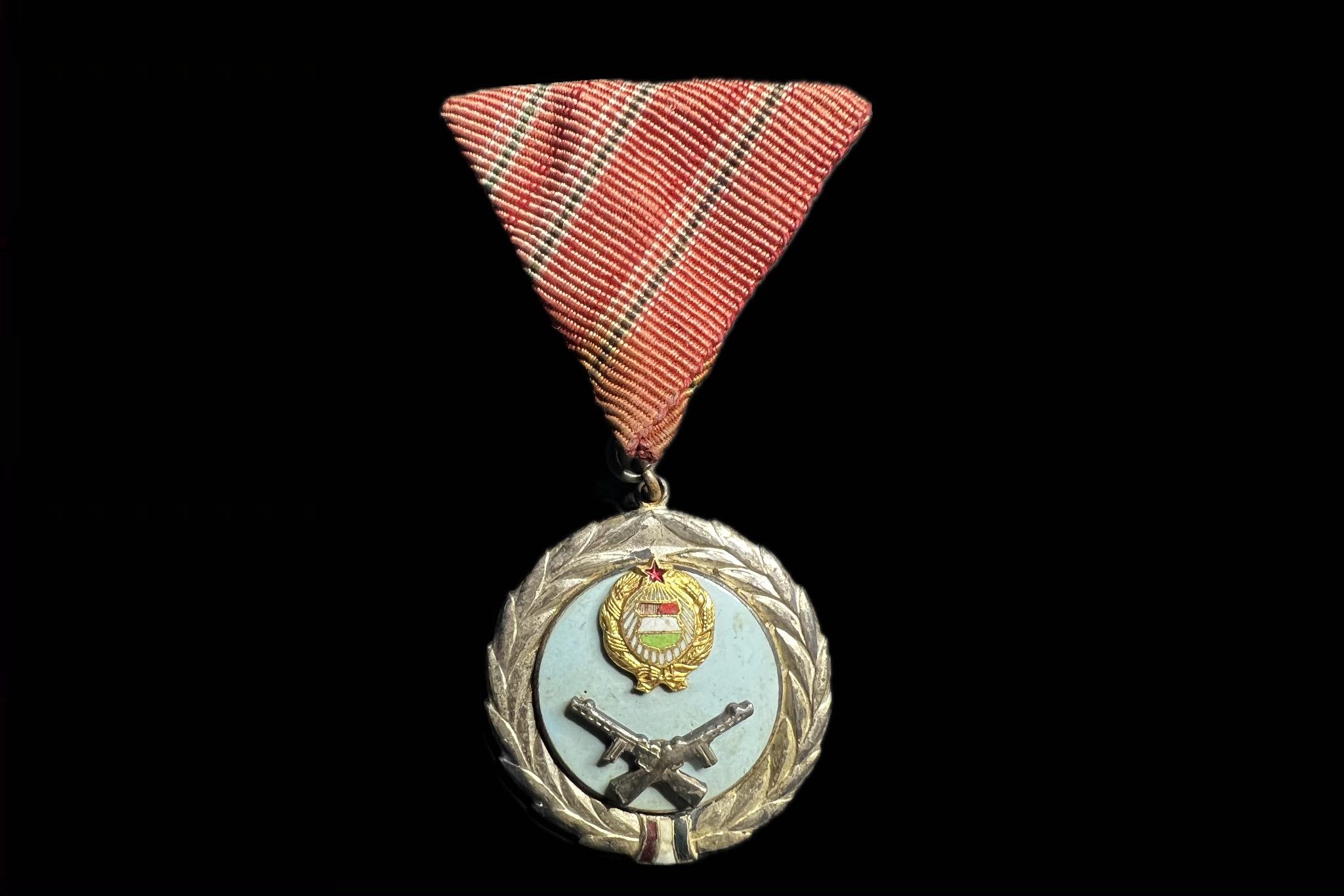 1957. 'Szolgálati Érdemérem' zománcozott kitüntetés mellszalagon 