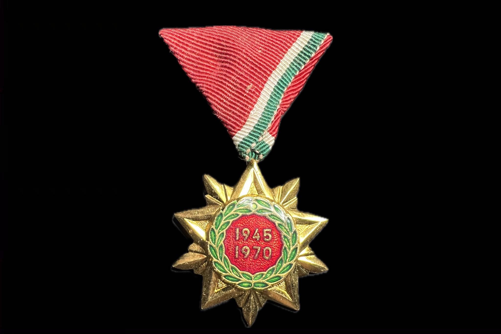 Felszabadulási Jubileumi Emlékérem aranyozott, zománcozott bronz kitüntetés mellszalagon