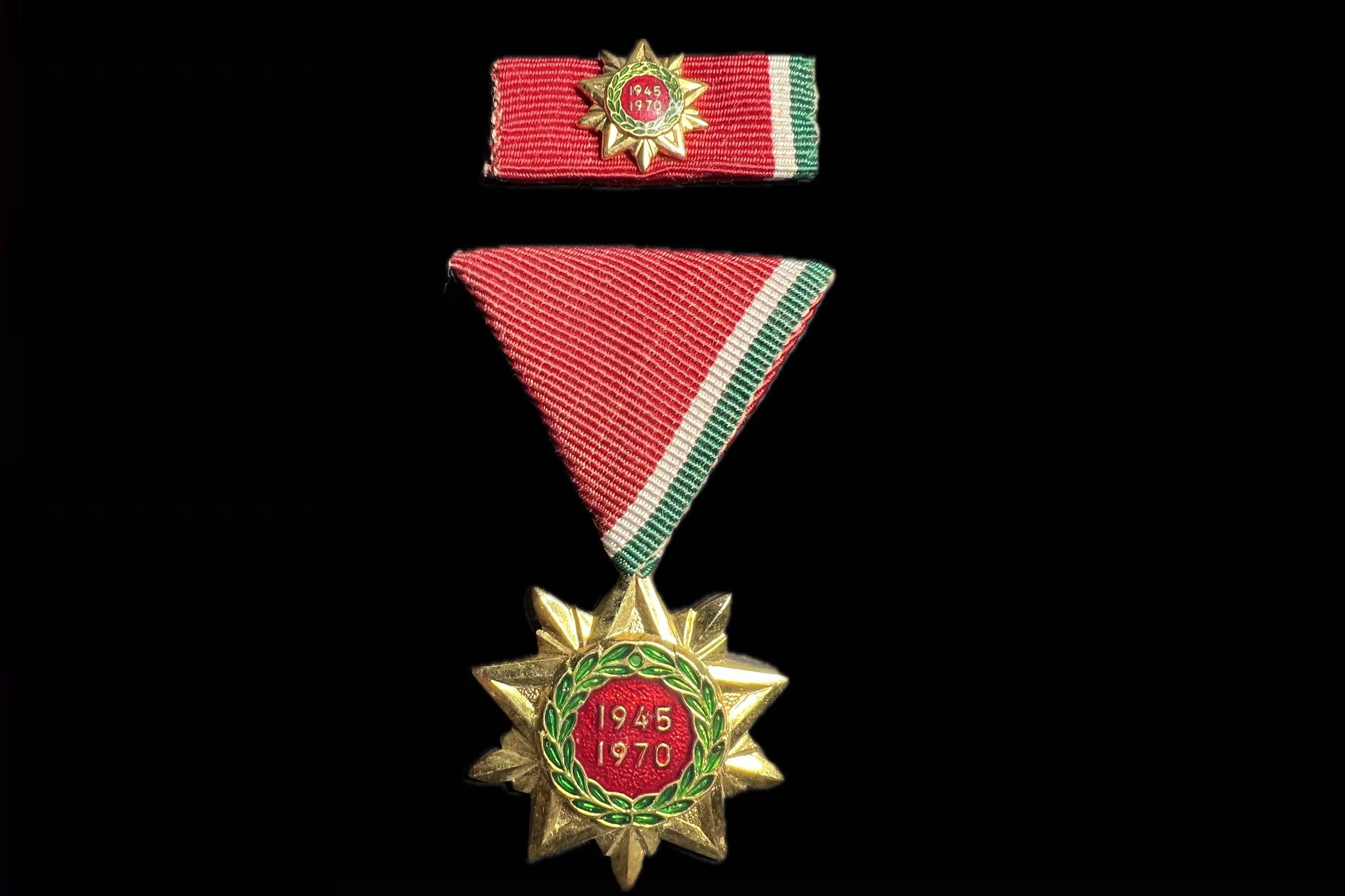 Felszabadulási Jubileumi Emlékérem aranyozott, zománcozott bronz kitüntetés mellszalagon, miniatűrrel, szalagsávval 