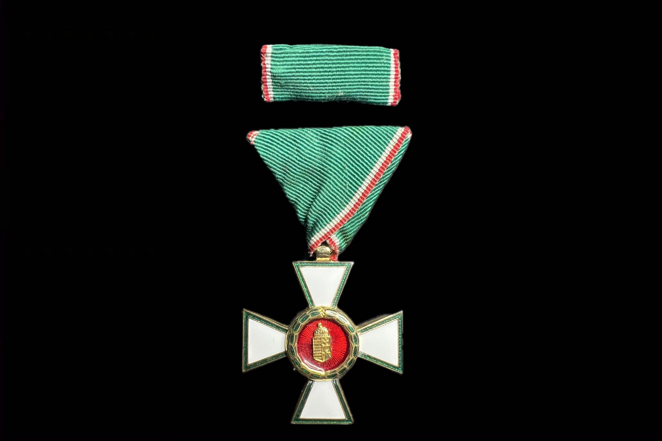 1991 A Magyar Köztársasági Érdemrend lovagkeresztje, polgári tagozat zománcozott, aranyozott Ag kitüntetés fémjel nélkül, mellszalagon, szalagsávval 