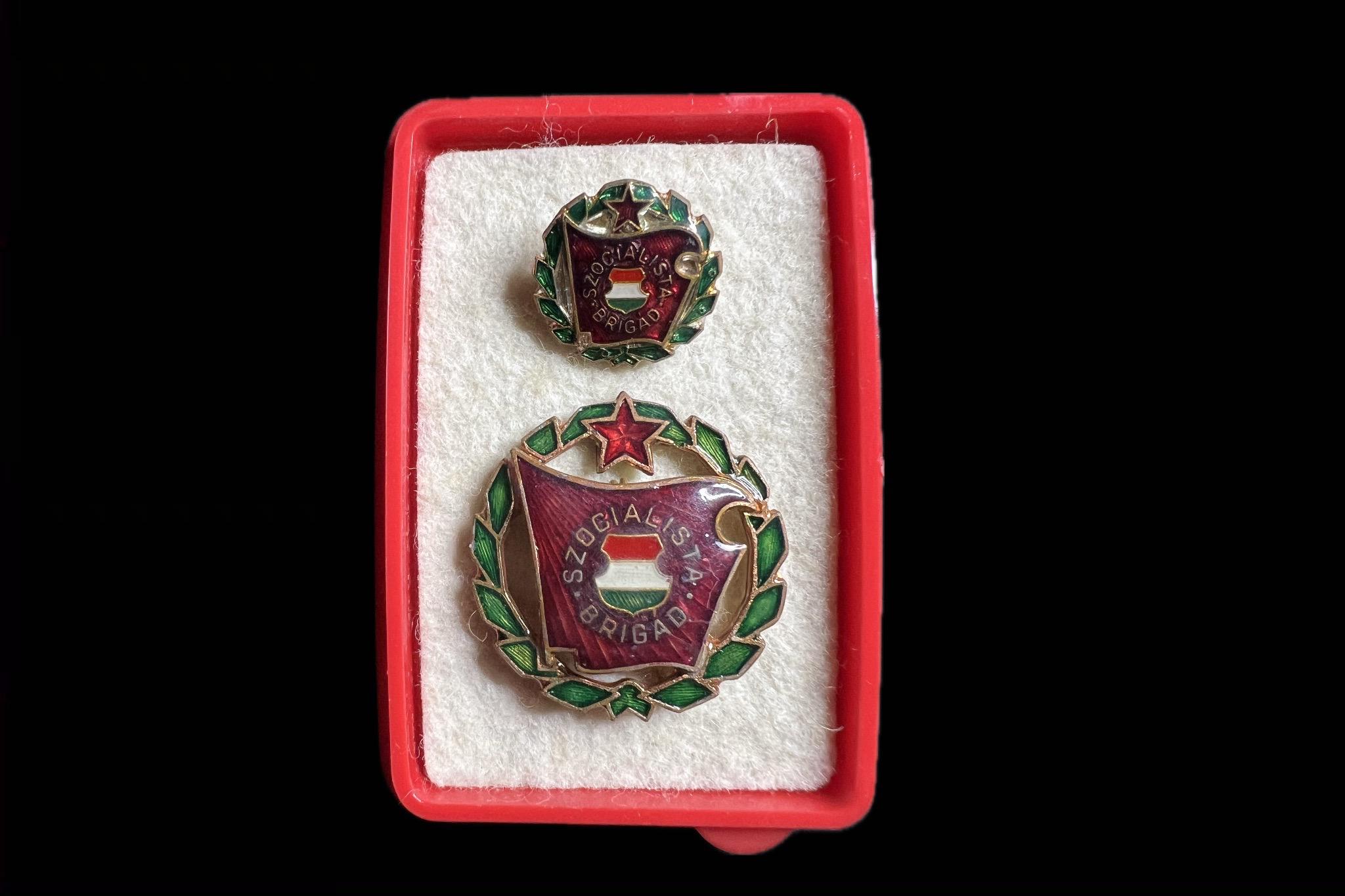 Szocialista brigád kitüntetés dísztokban miniatűrrel 