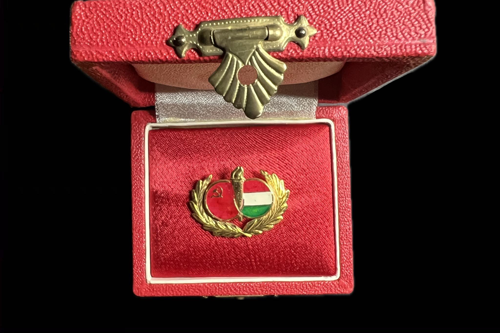 1970 MAGYAR-SZOVJET BARÁTI TÁRSASÁG ZOMÁNCOZOTT, ARANYOZOTT JELVÉNy dísztokban 