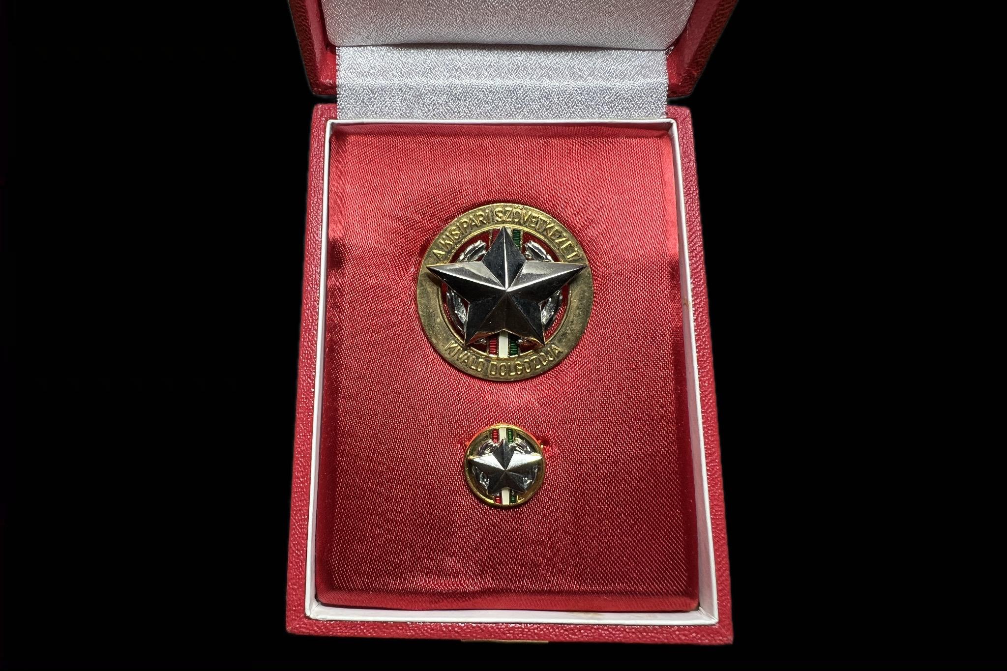 Az Ipari Szövetkezet Kiváló Dolgozója aranyozott, részben festett kitüntető jelvény dísztokban 