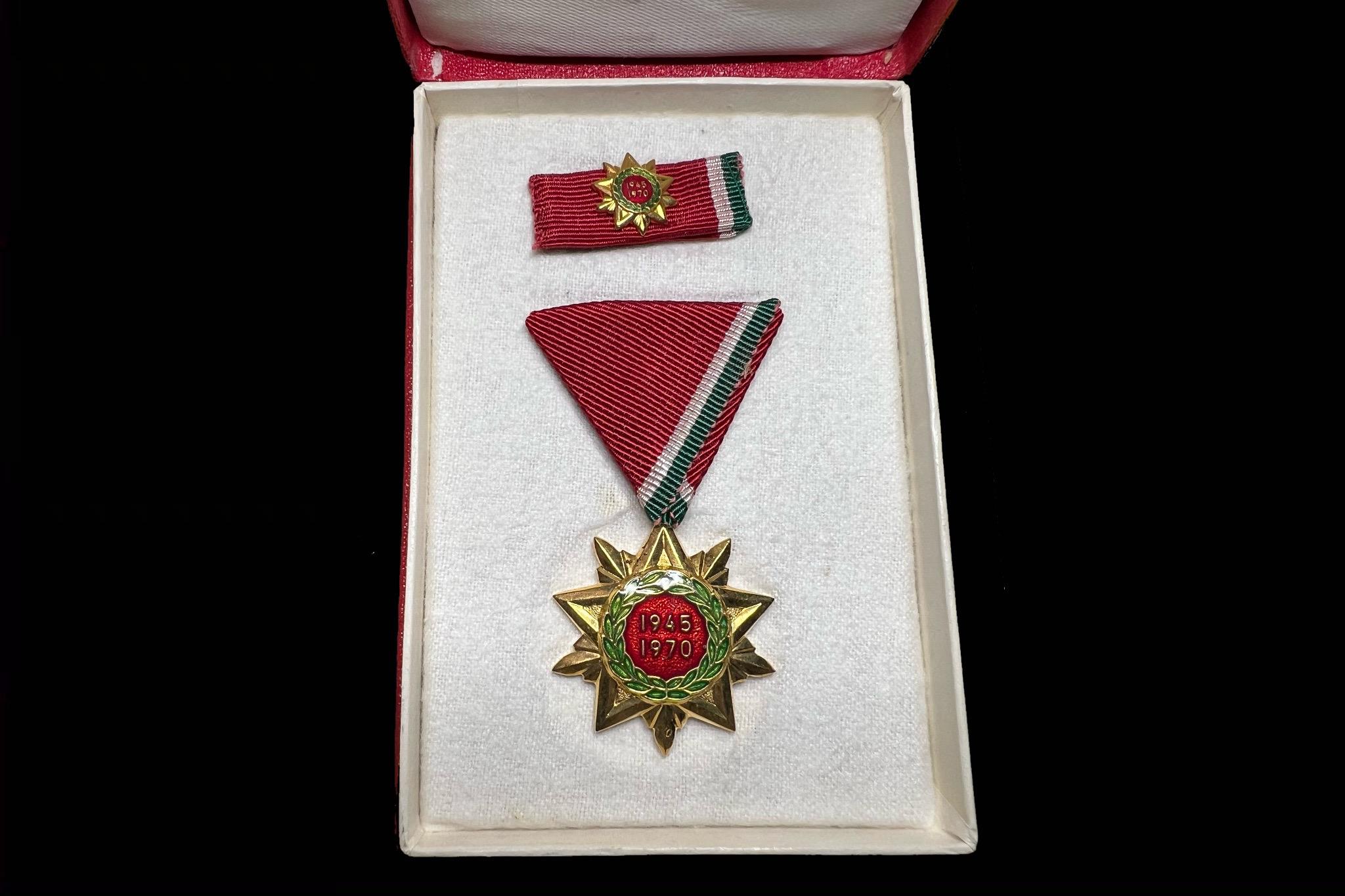 Felszabadulási Jubileumi Emlékérem aranyozott, zománcozott bronz kitüntetés mellszalagon, miniatűrrel, szalagsávval,dísztokban 