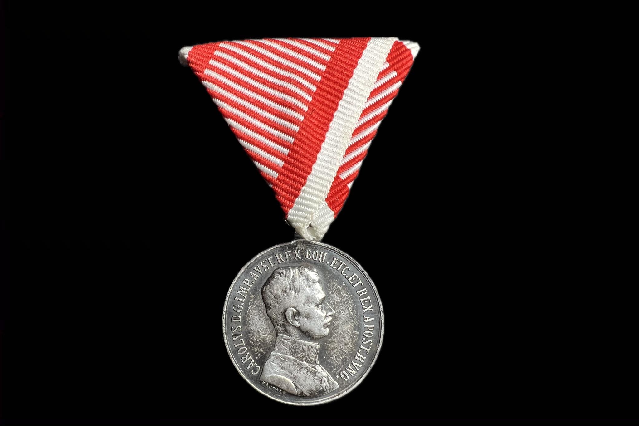 1917 Károly Ezüst Vitézségi Érem II. osztály _Fortitudini_ jelzett 'A' kitüntetés mellszalaggal 