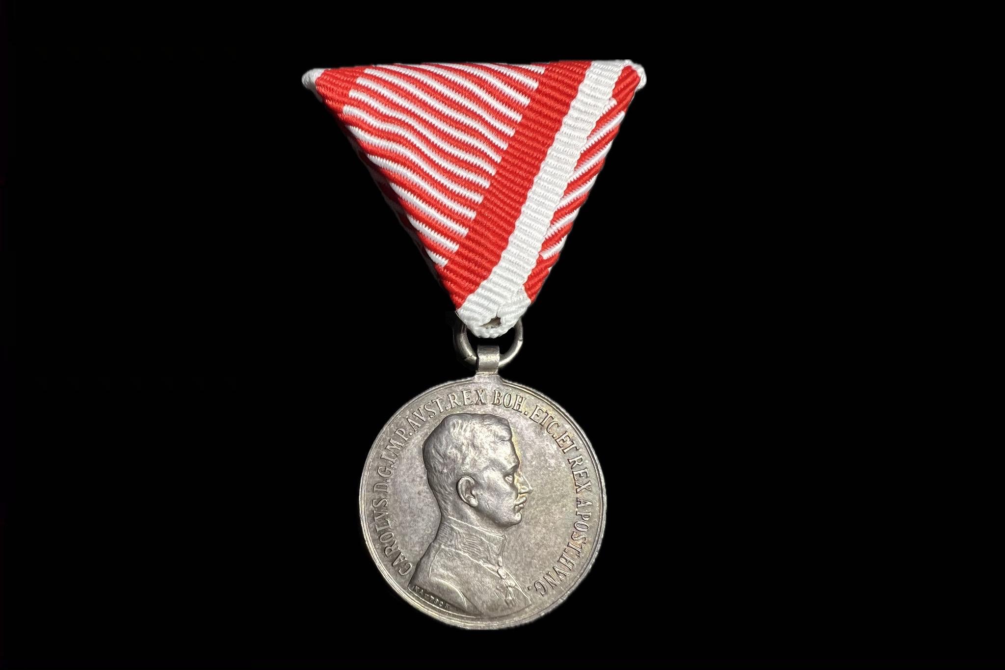 1917 Károly Ezüst Vitézségi Érem II. osztály _Fortitudini_ jelzett 'A' kitüntetés mellszalaggal 