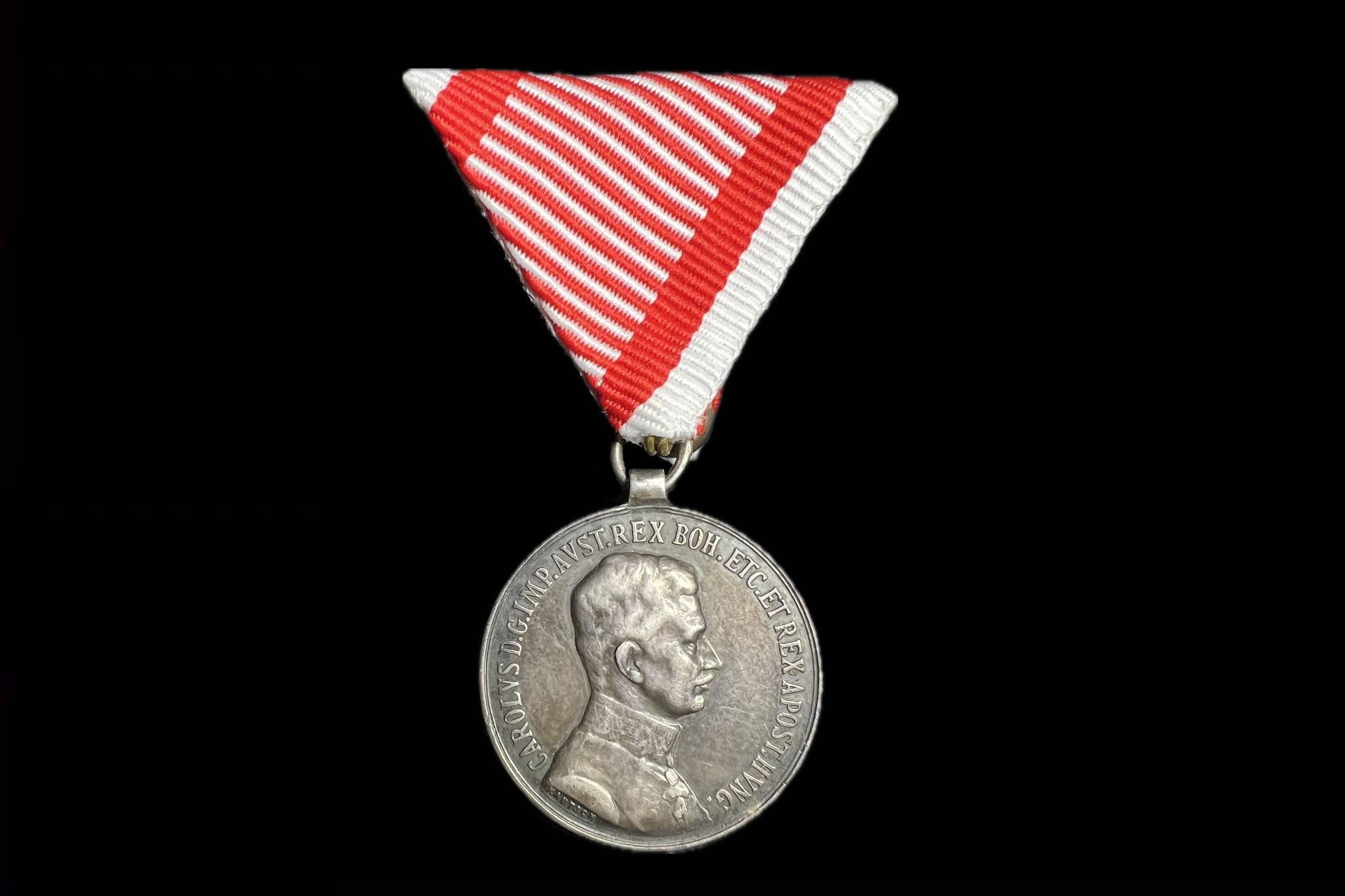1917 Károly Ezüst Vitézségi Érem II. osztály _Fortitudini_  kitüntetés mellszalaggal  