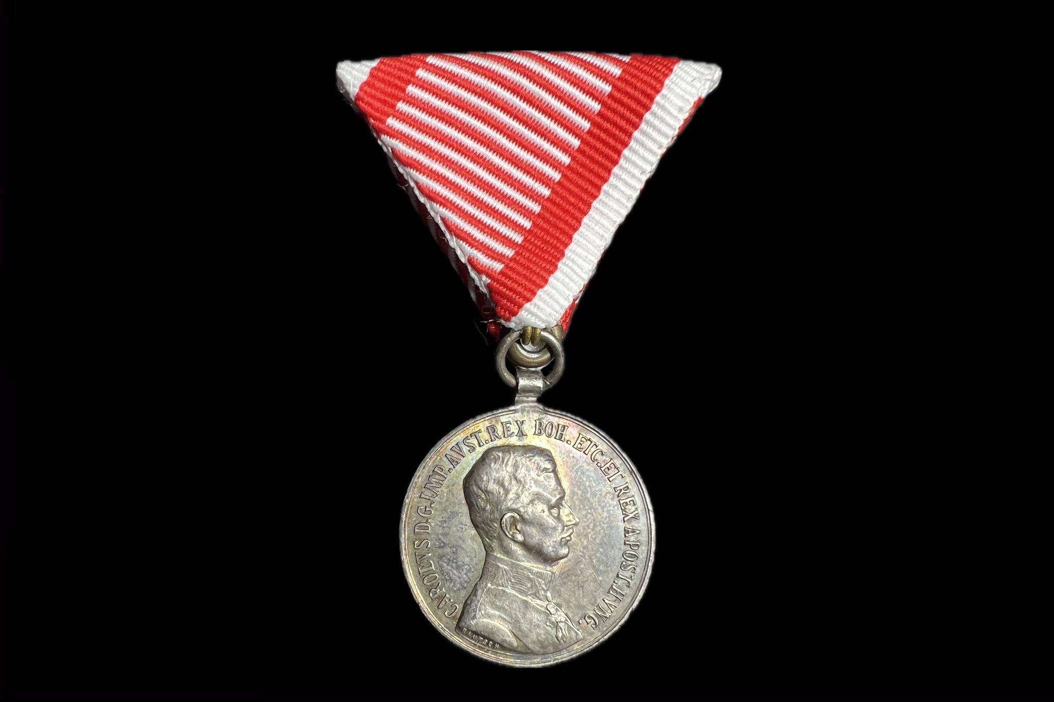 1917 Károly Ezüst Vitézségi Érem II. osztály _Fortitudini_ jelzett 'A' kitüntetés mellszalaggal 