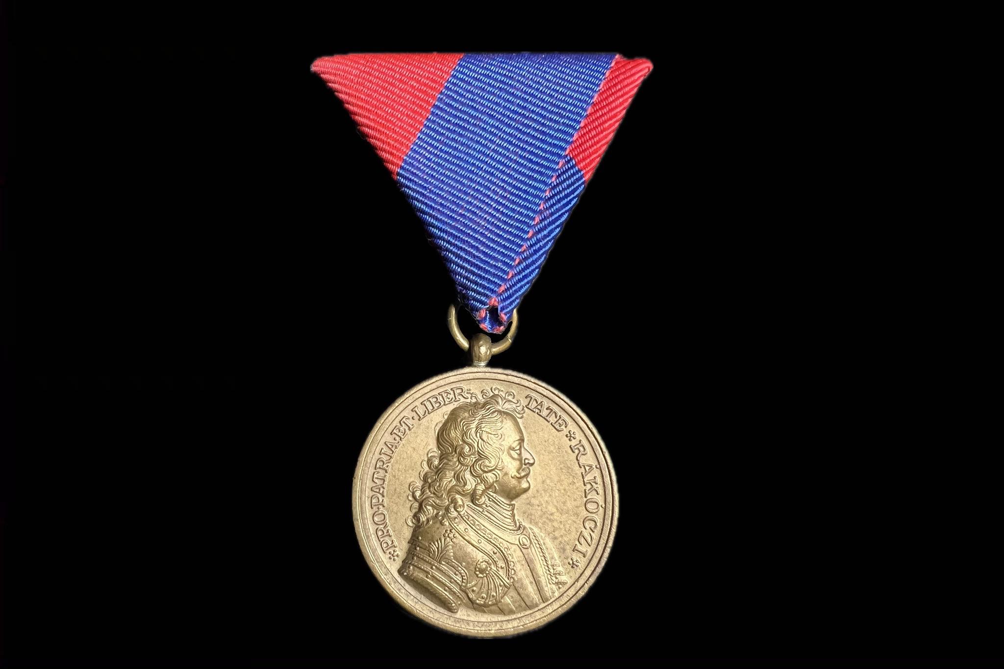 1938 Felvidéki Emlékérem, II. Rákóczi Ferenc bronz kitüntetés mellszalagon 