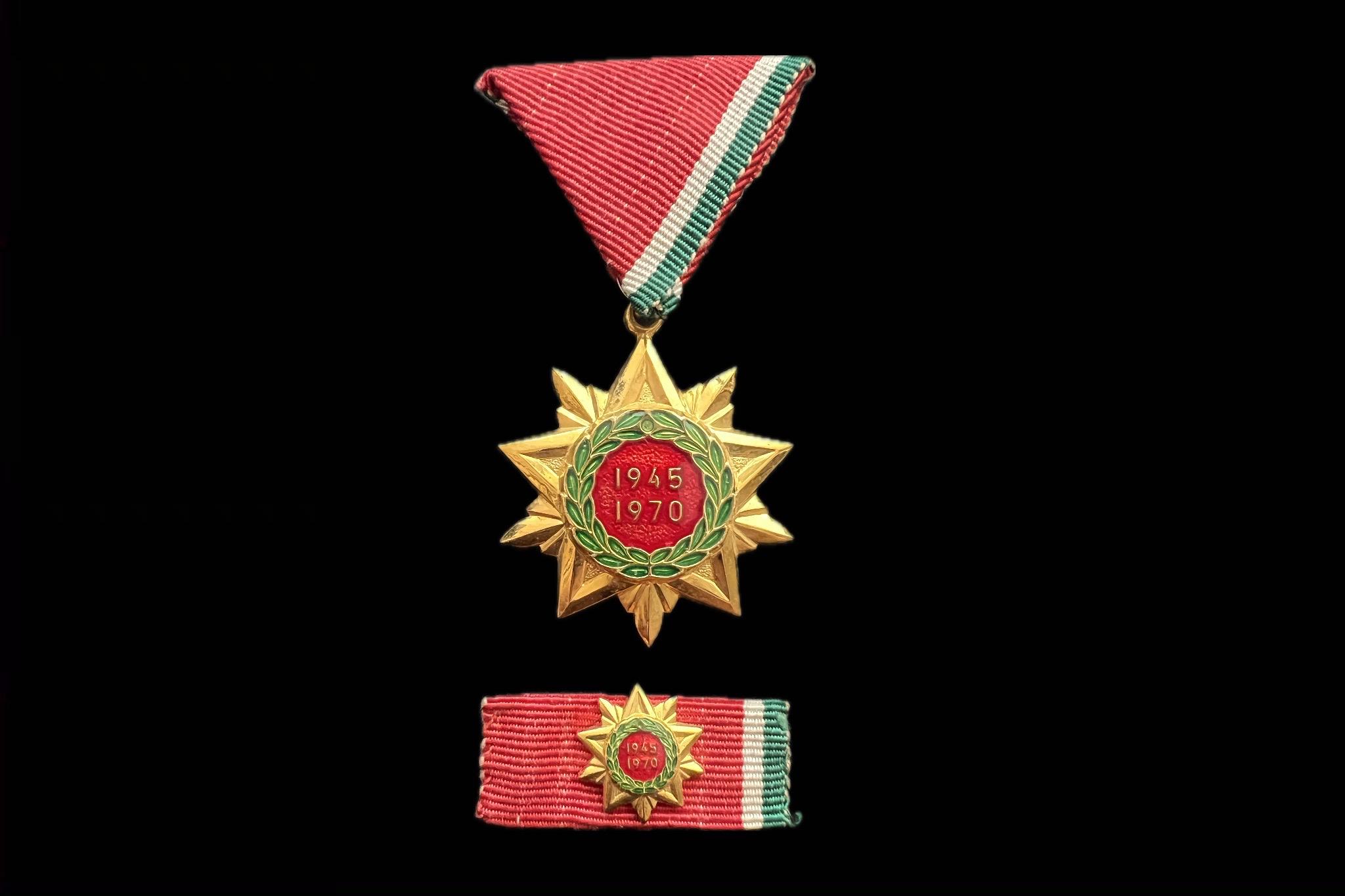 Felszabadulási Jubileumi Emlékérem aranyozott, zománcozott bronz kitüntetés mellszalagon, miniatűrrel, szalagsávval 
