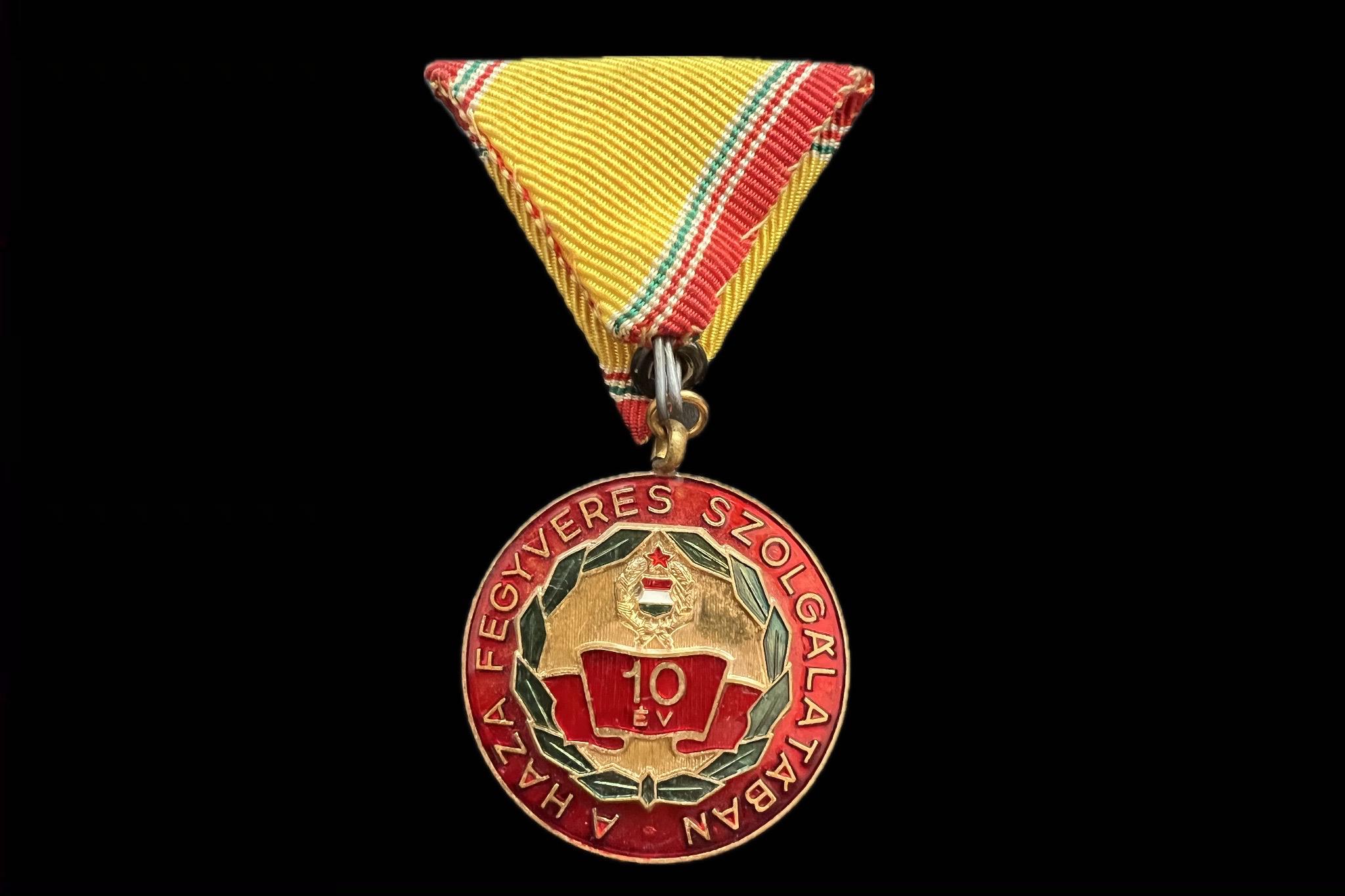 1965 Szolgálati Érdemérem 10 éve A Haza Fegyveres Szolgálatában zománcozott bronz kitüntetés mellszalagon 