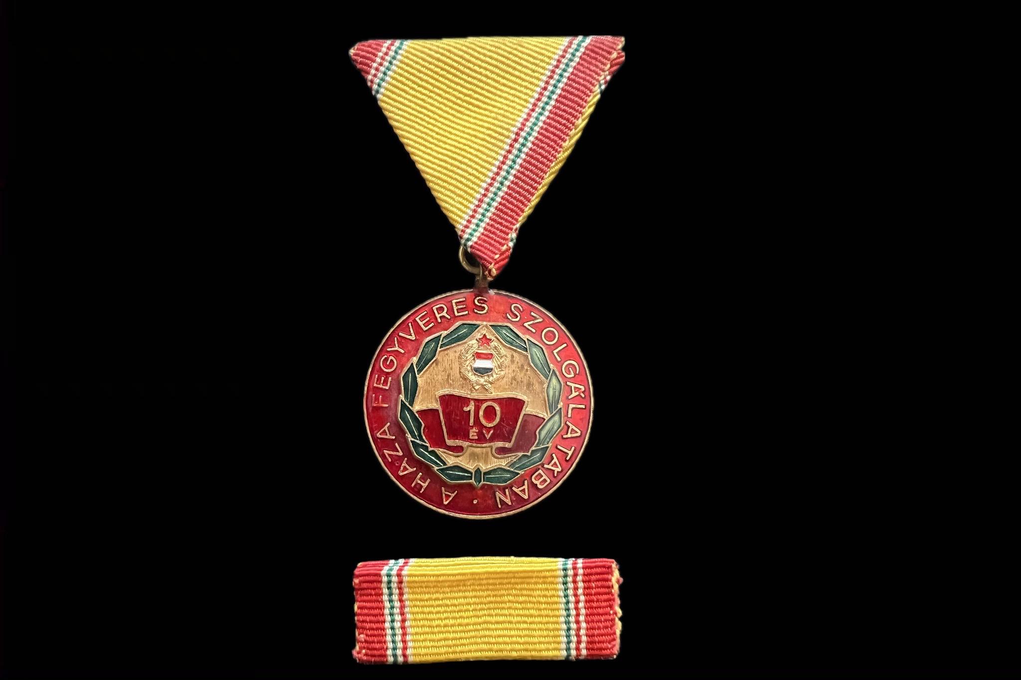 1965 Szolgálati Érdemérem 10 éve A Haza Fegyveres Szolgálatában zománcozott bronz kitüntetés mellszalagon, szalagsávval