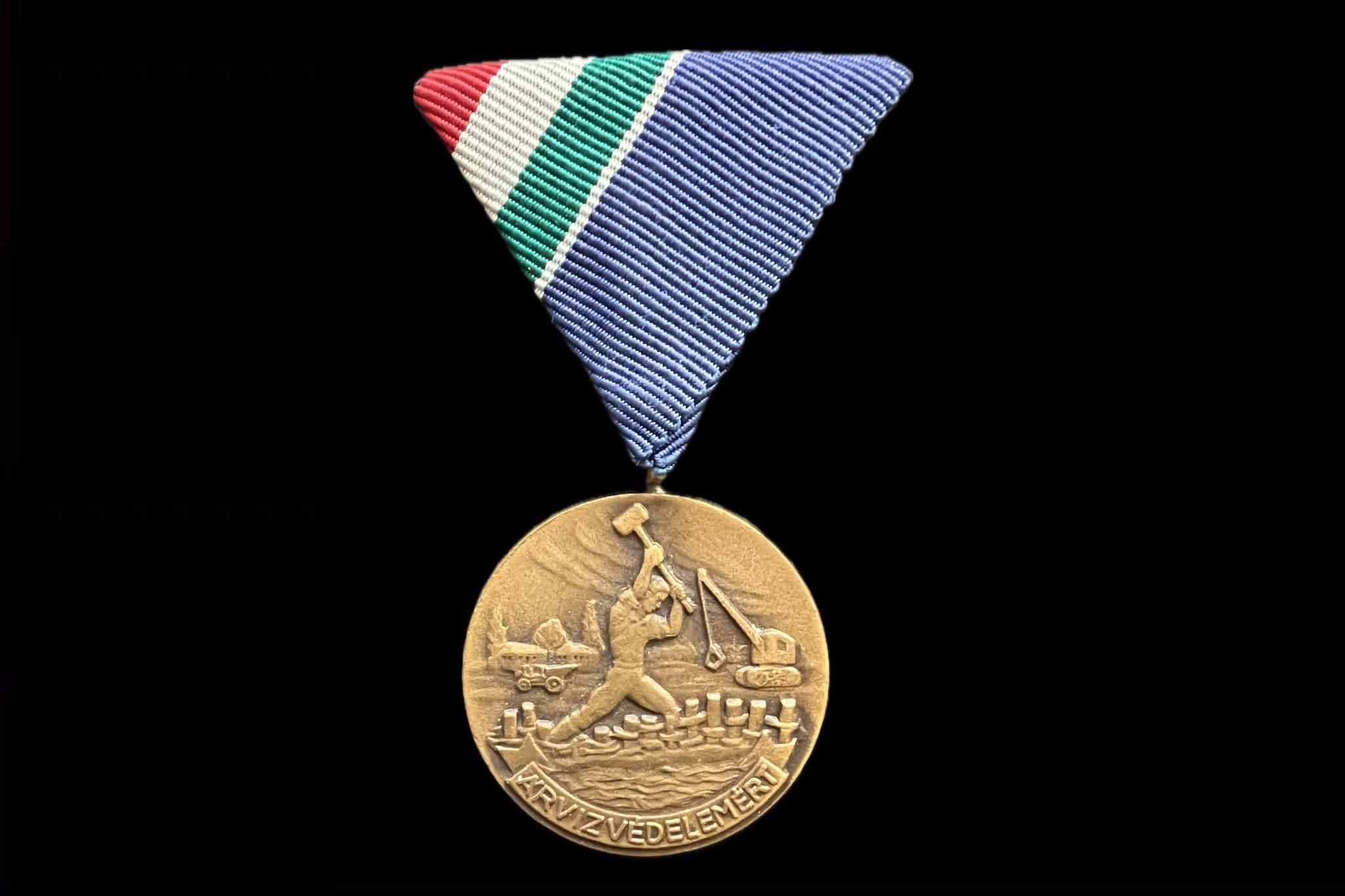 1960 Árvízvédelemért bronz kitüntető jelvény mellszalagon 