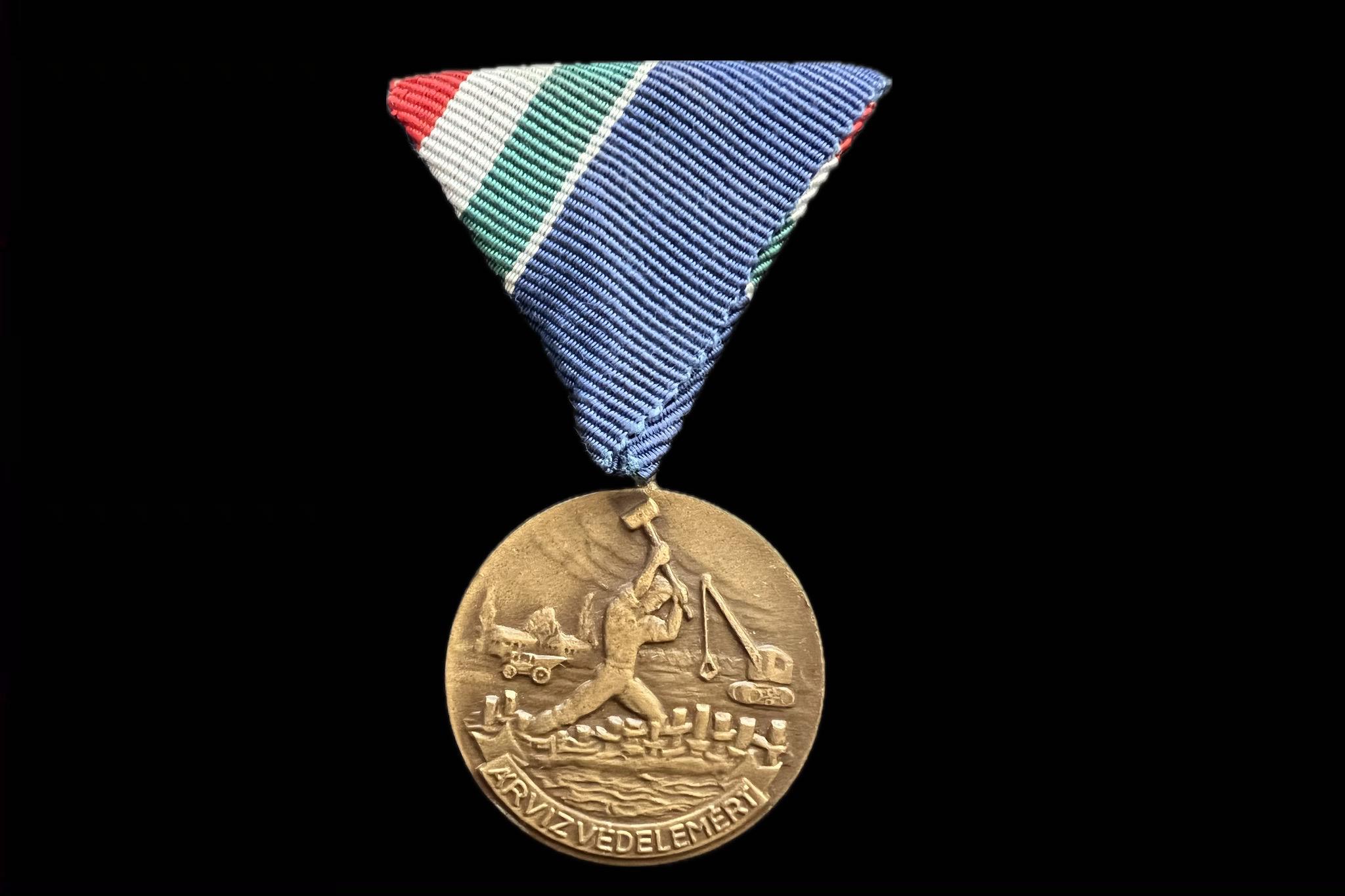 1960 Árvízvédelemért bronz kitüntető jelvény mellszalagon 