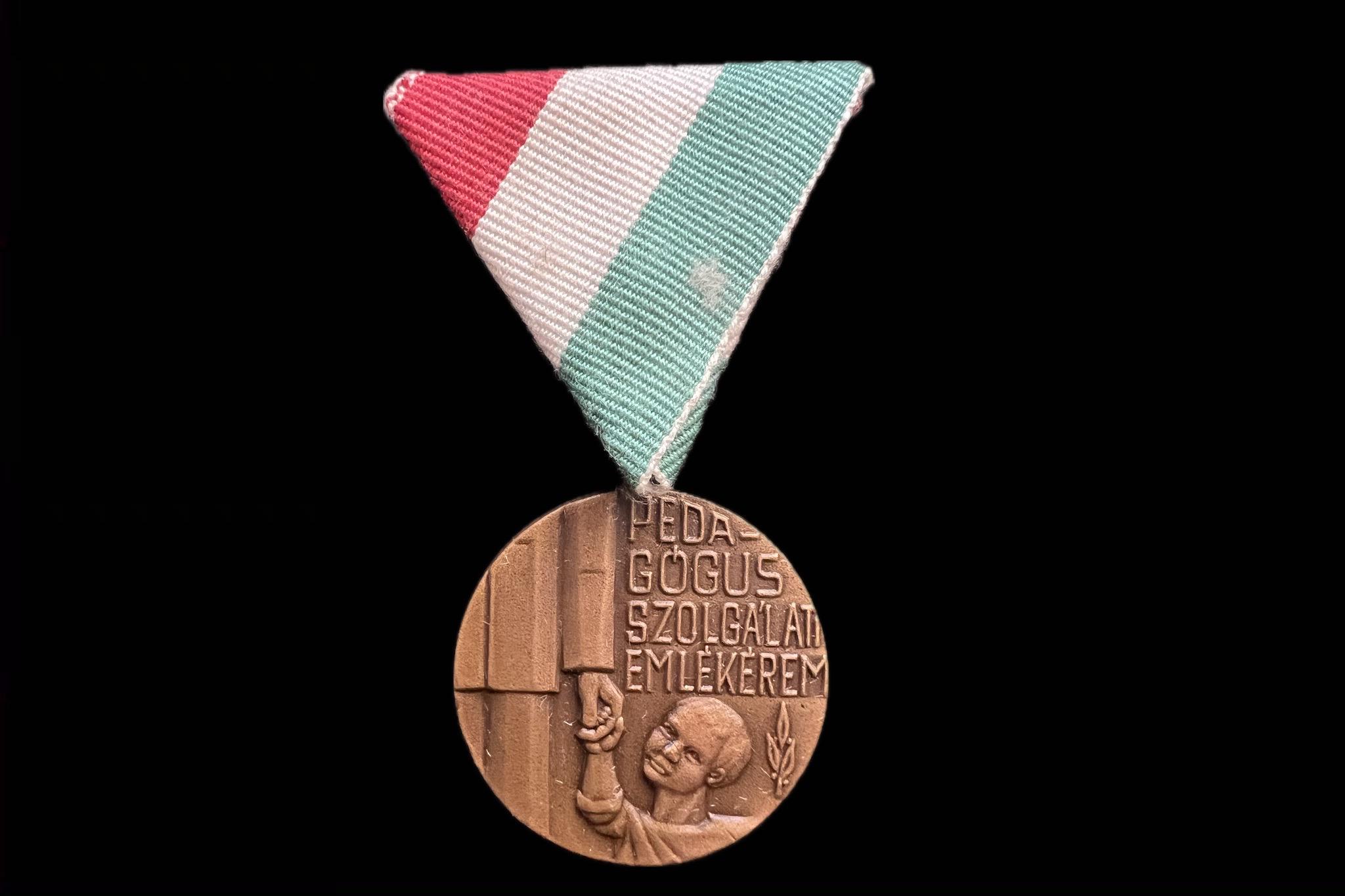 Pedagógus Szolgálati Emlékérem 1974' bronz kitüntetés mellszalagon