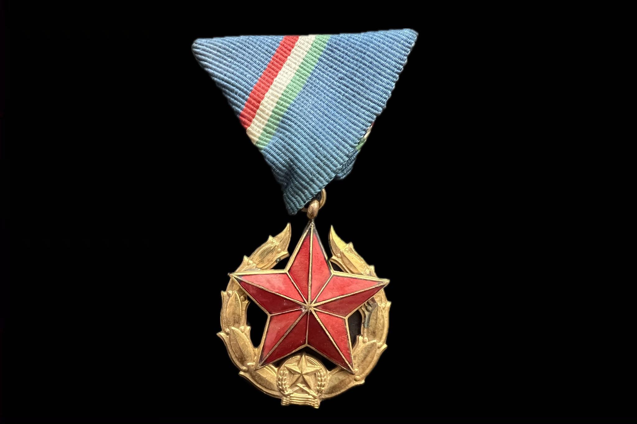 1951 Közbiztonsági Érem arany fokozata a rendőrség tagjai részére aranyozott, zománcozott bronz kitüntetés mellszalagon