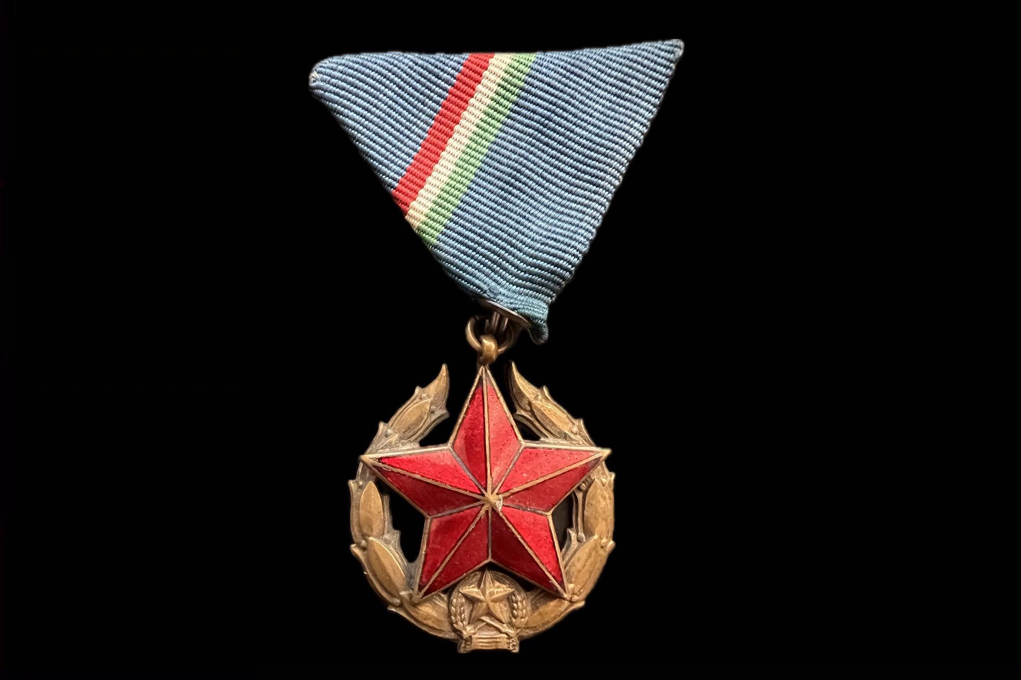 1951 Közbiztonsági Érem bronz fokozata a rendőrség tagjai részére aranyozott, zománcozott bronz kitüntetés mellszalagon 