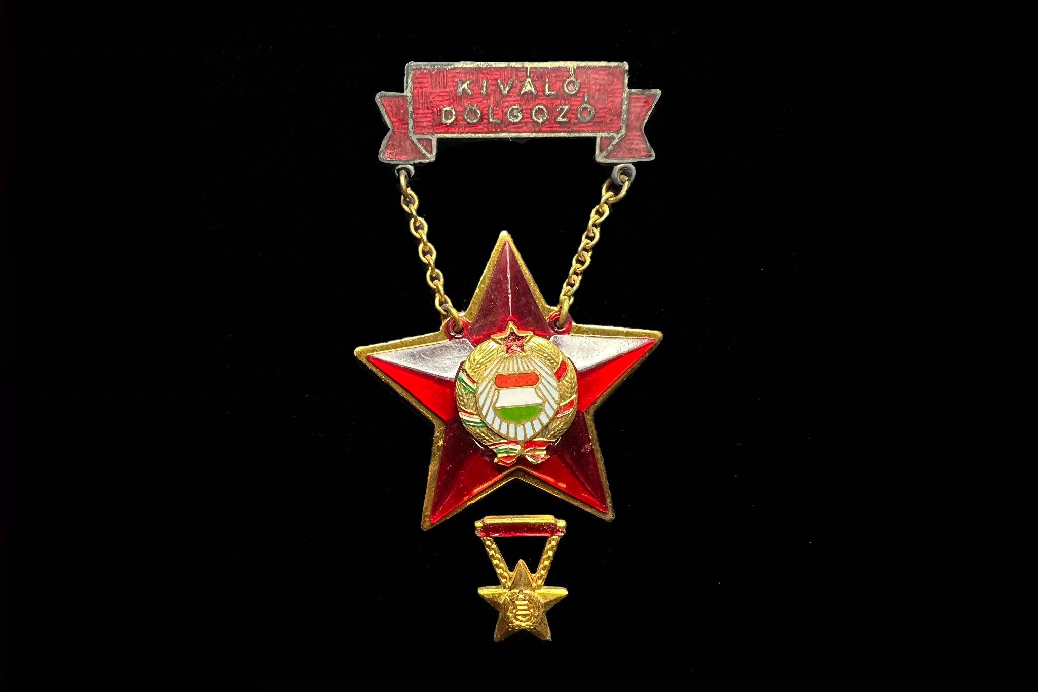  'Kiváló dolgozó' zománcozott kitüntetés miniatűrrel 