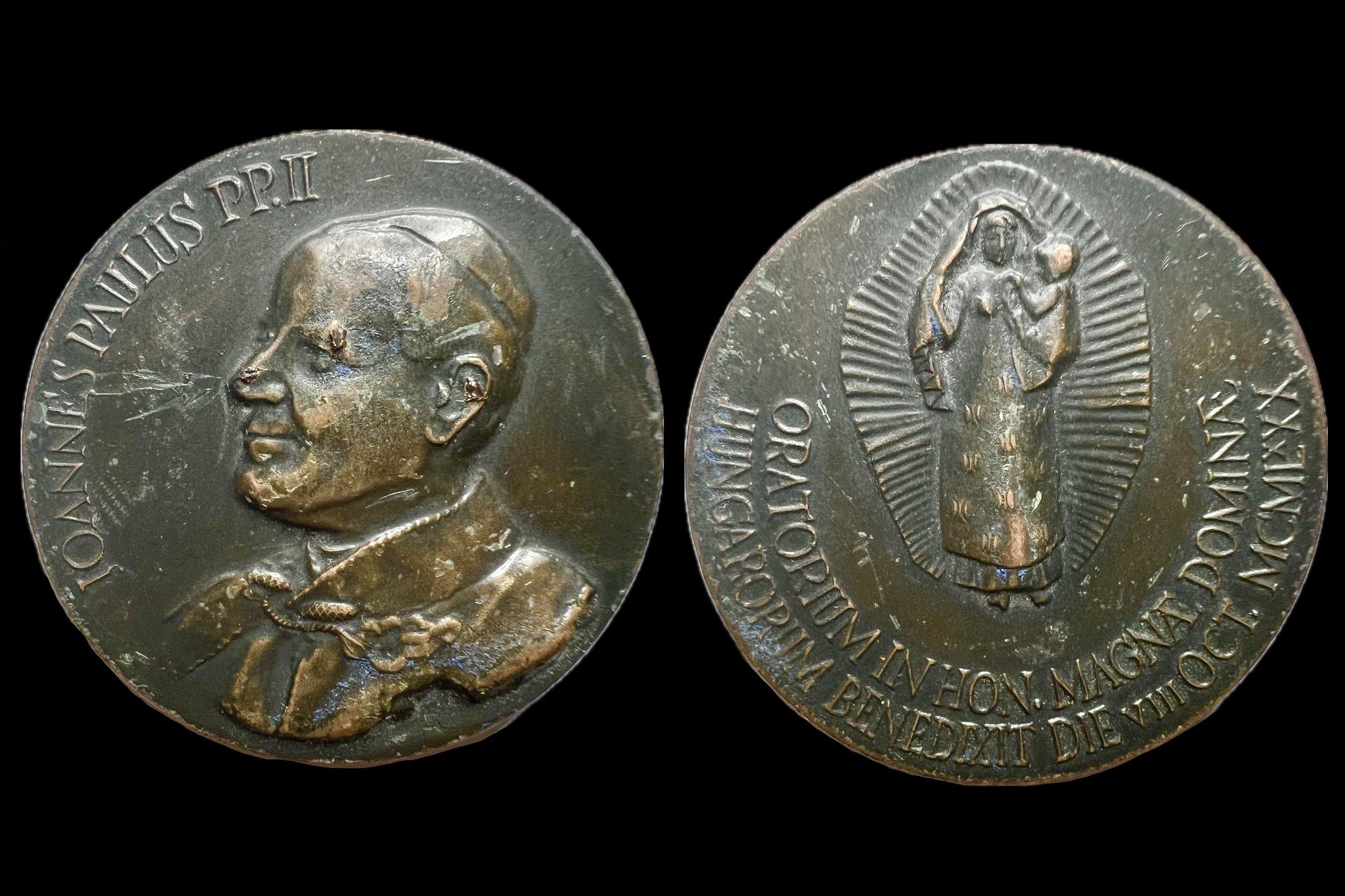Joannes Paulus II. Emlékérem 1990 Kétoldalas  Érem  Tervezte: Kiss Nagy András (1930-1997)