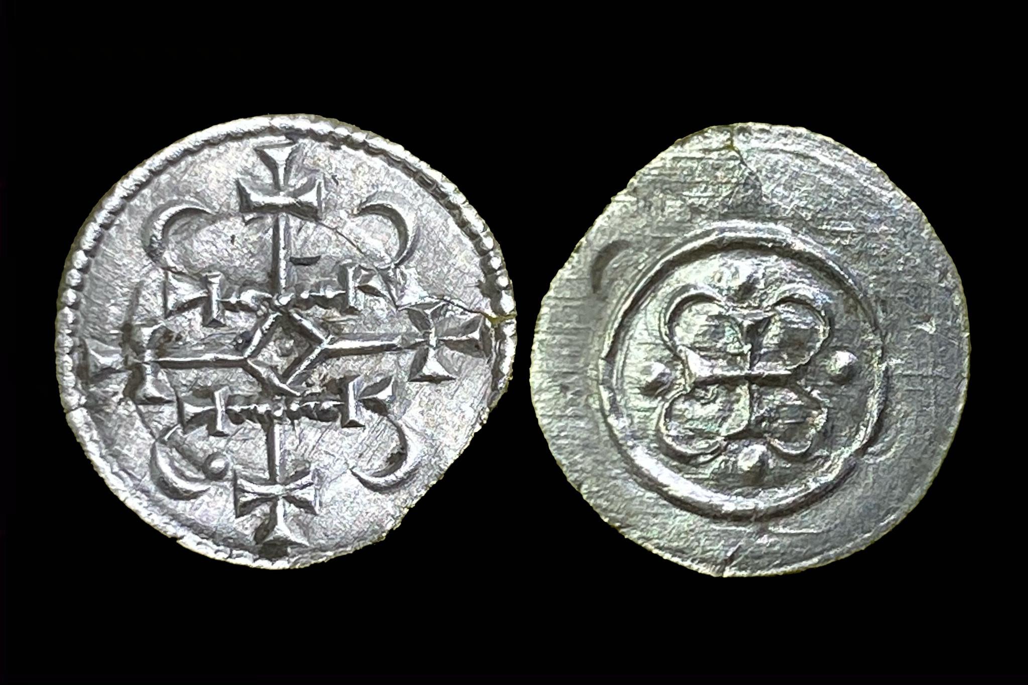 II.Géza denar Éh-62 (kis hajszálrepedés)