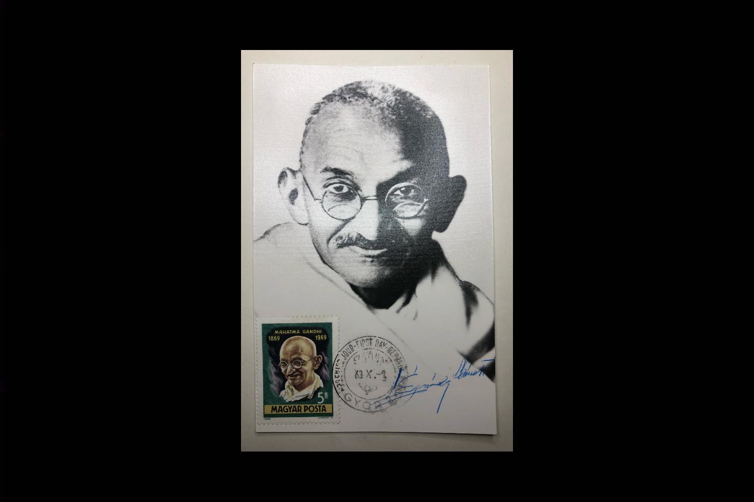 Légrády Sándor által dedikált képeslap (Gandhi)