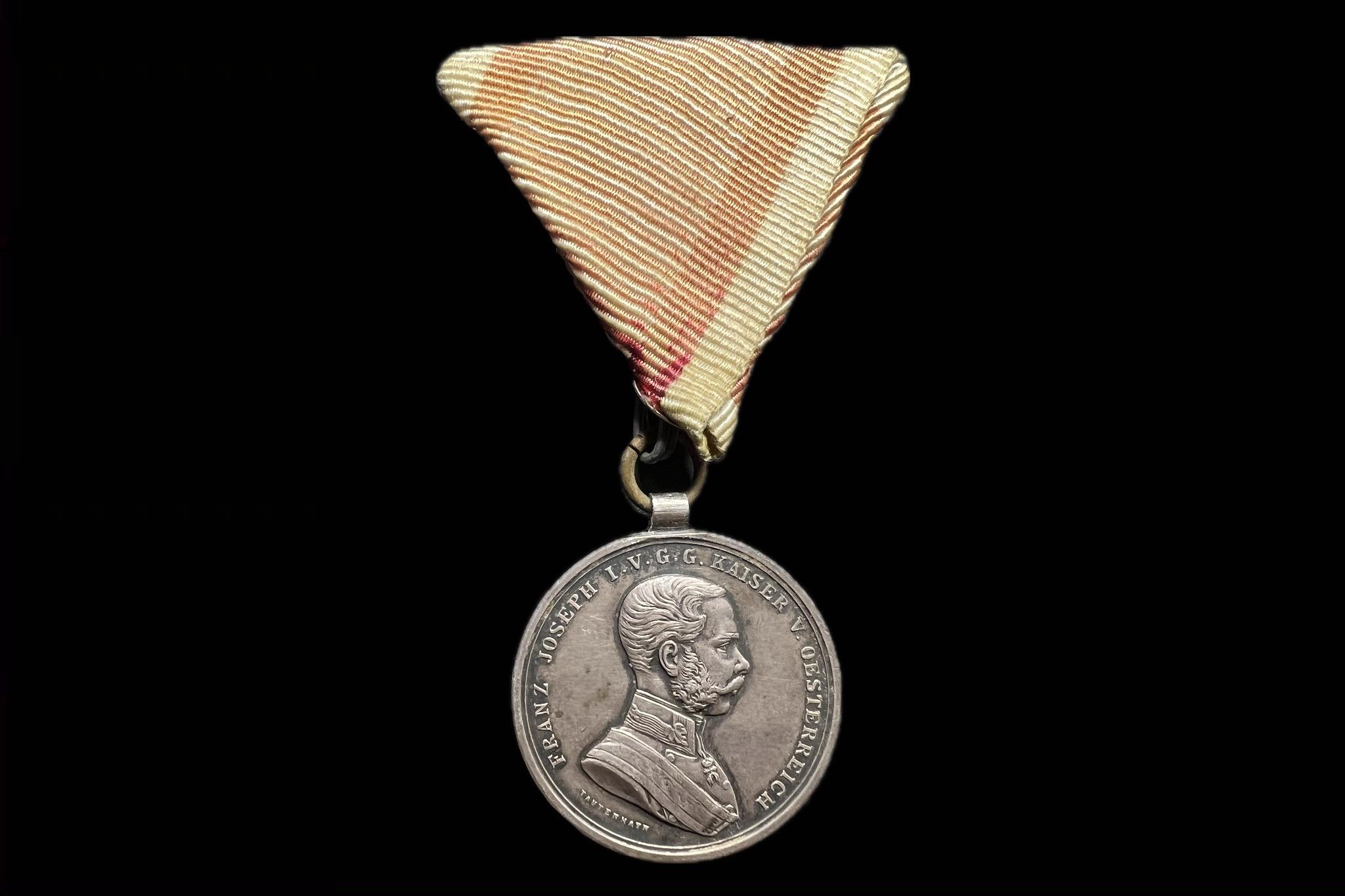 Ferenc József Vitézségi ezust érem II.osztály mellszalagon 