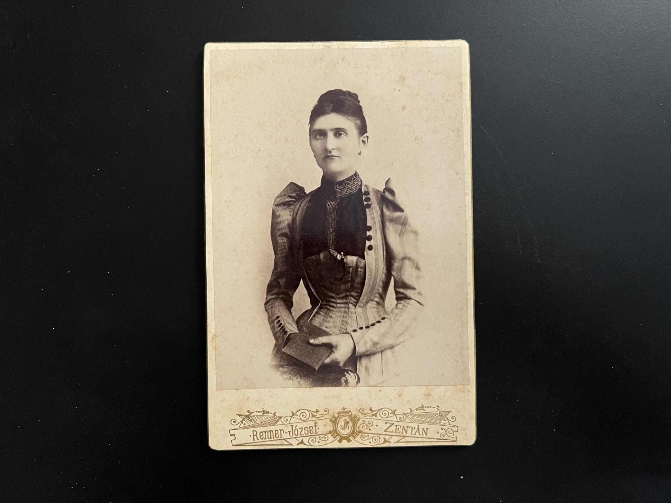 Renner József Zenta fényképész műtermében készült fotó