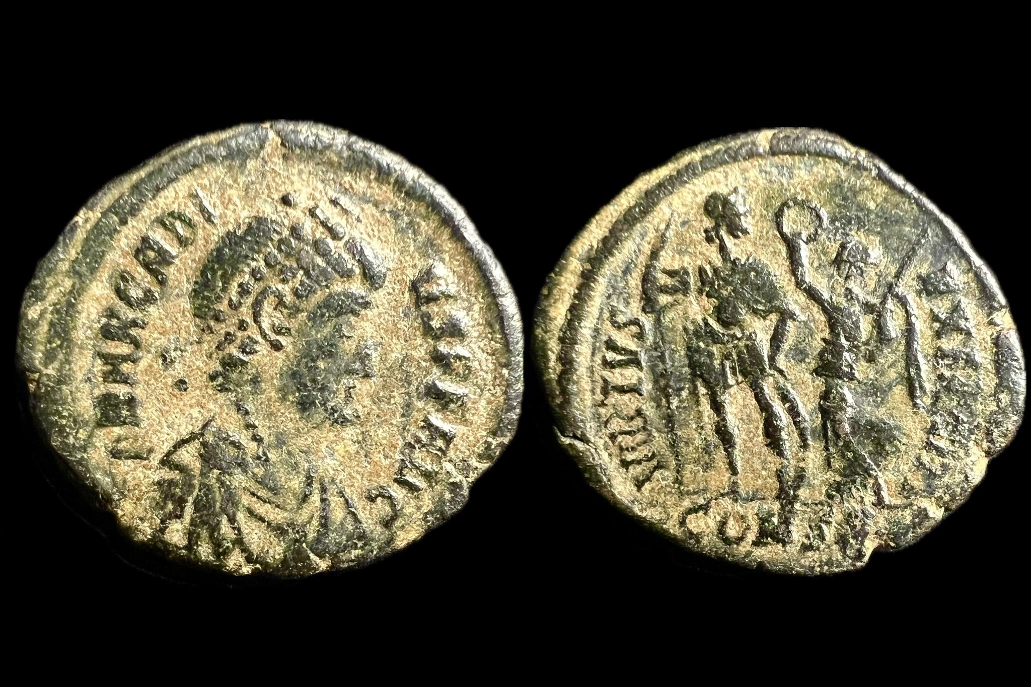 Arcadius (395-401) AE RIC X75 (sivatagi homok lerakódás)