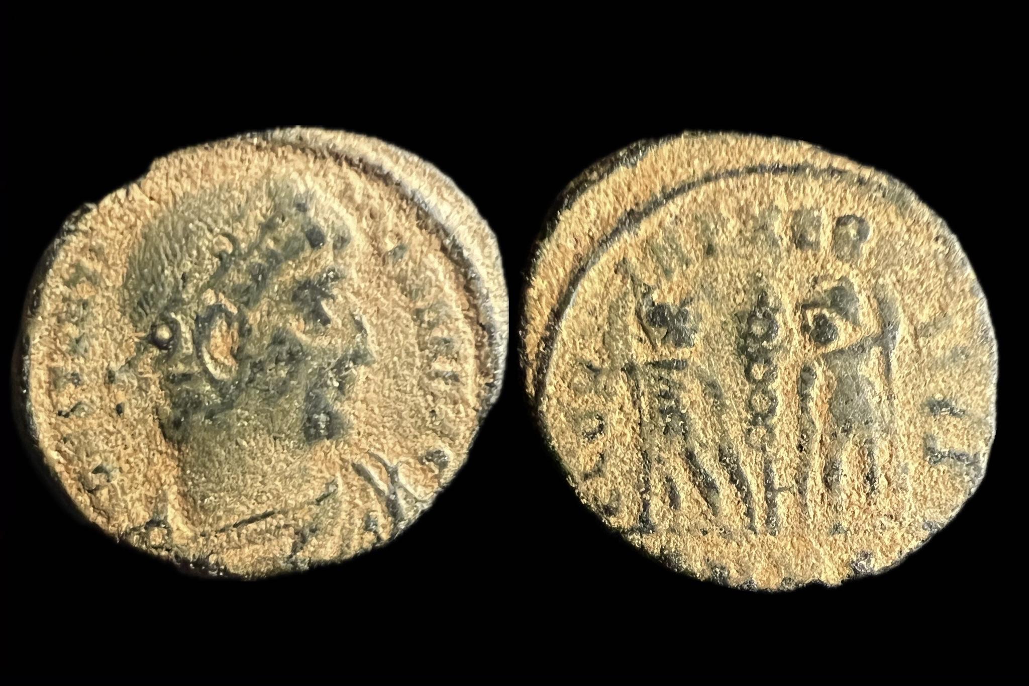 II. Constantine (i.sz.337-340) AE Follis RIC VIII 85