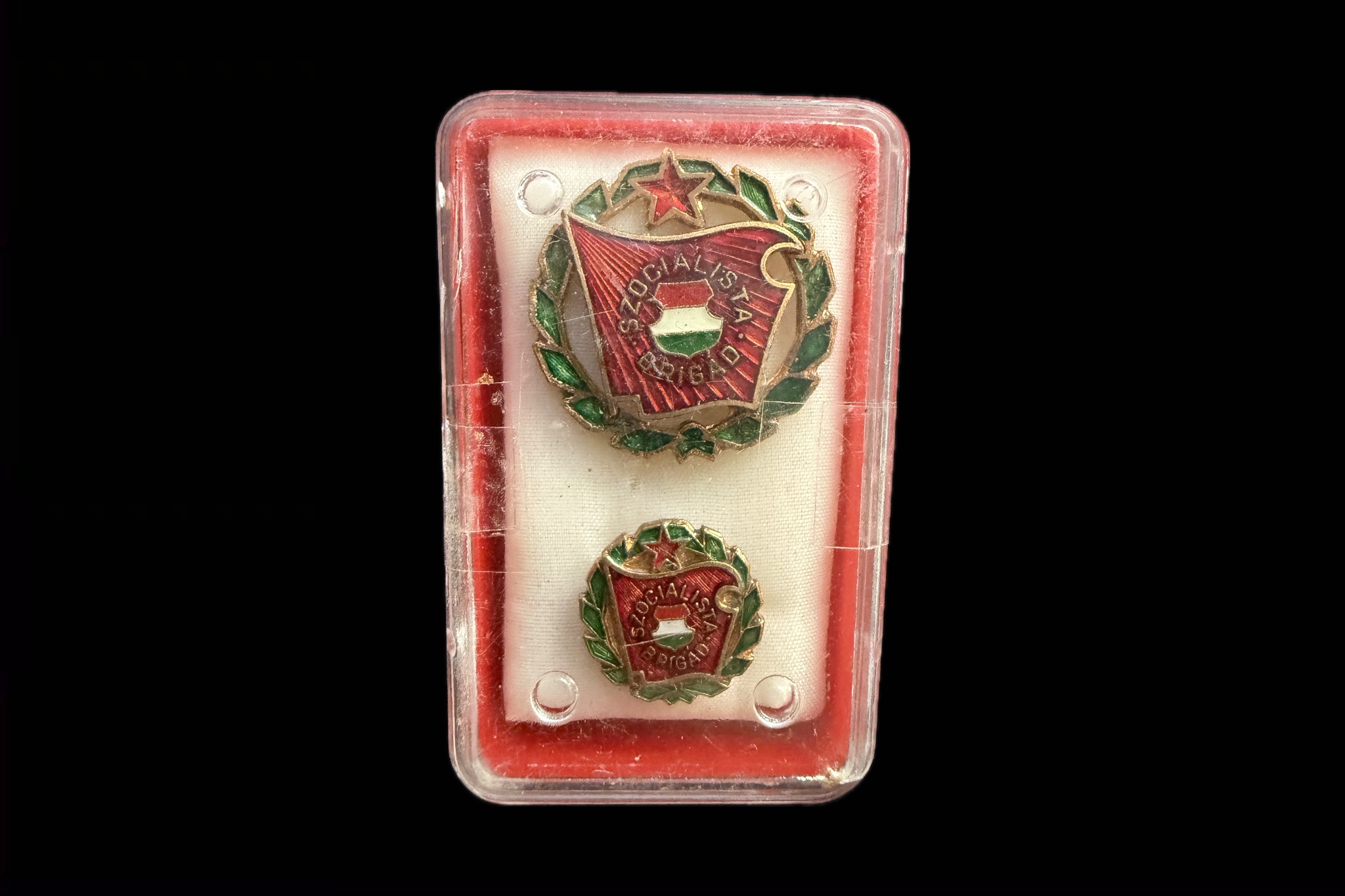 Szocialista brigád kitüntetés dísztokban miniatűrrel