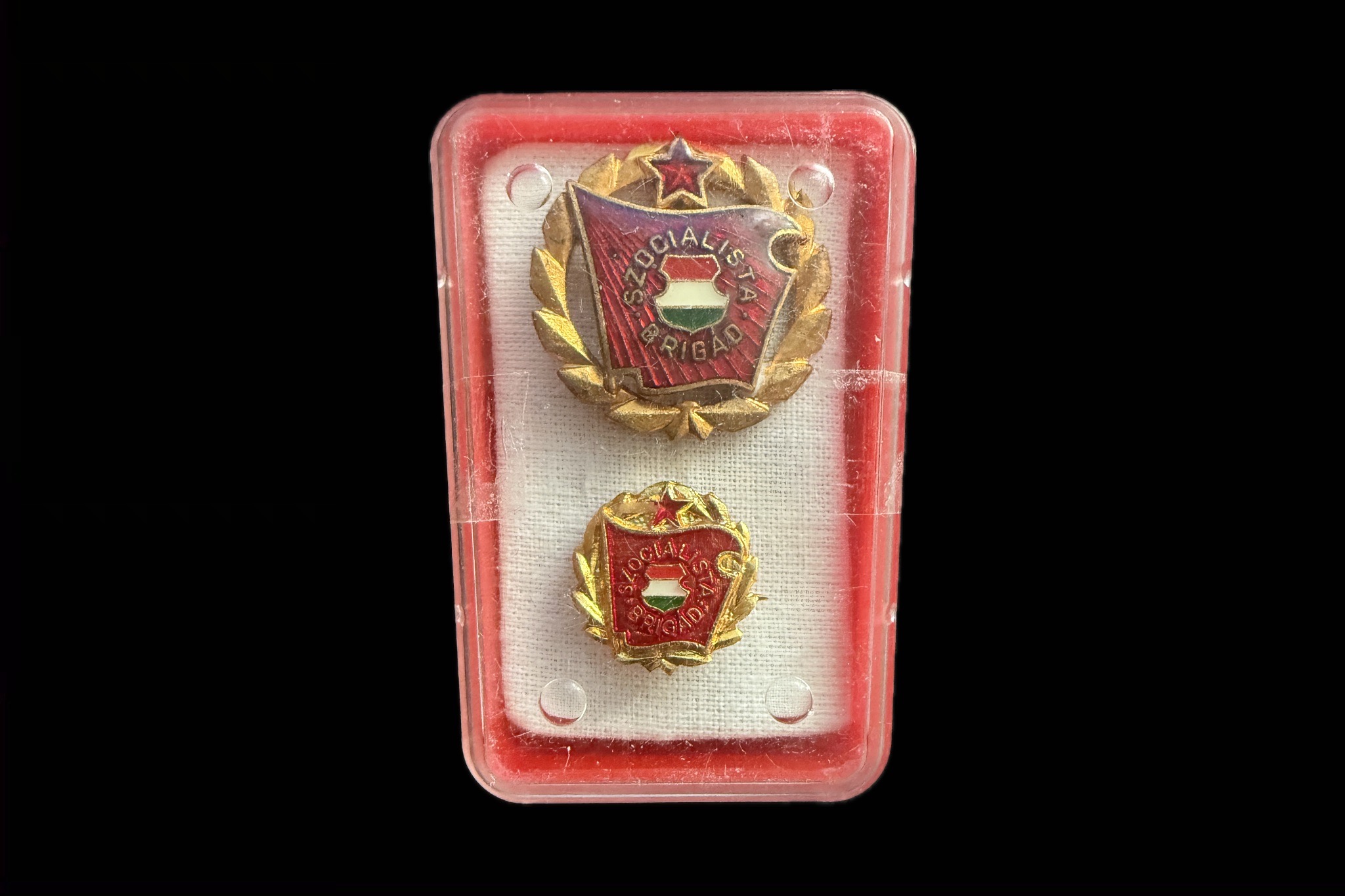 Szocialista brigád kitüntetés dísztokban miniatűrrel