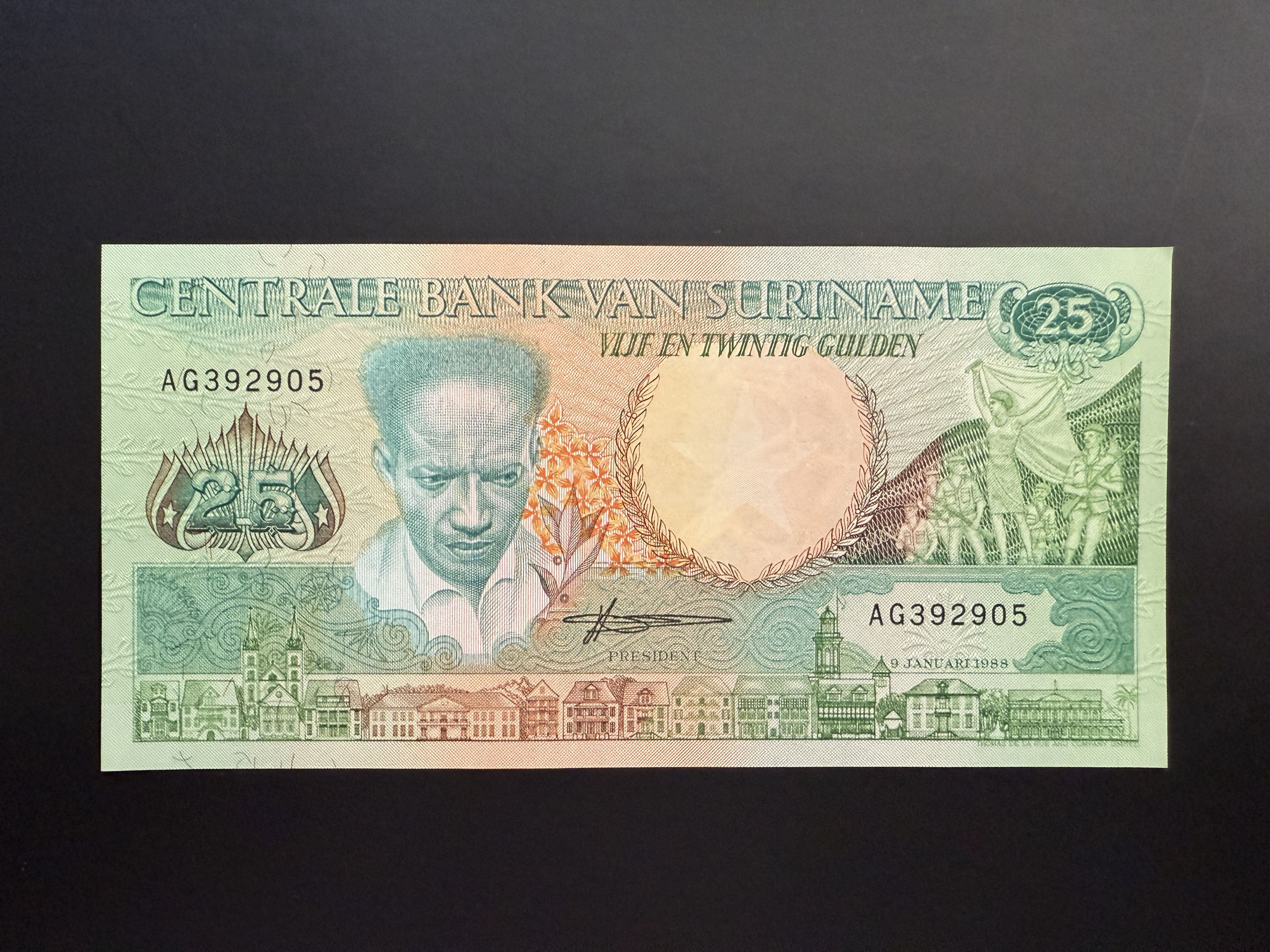 SURINAME 25 Gulden 9.1.1988 (P.132) UNC