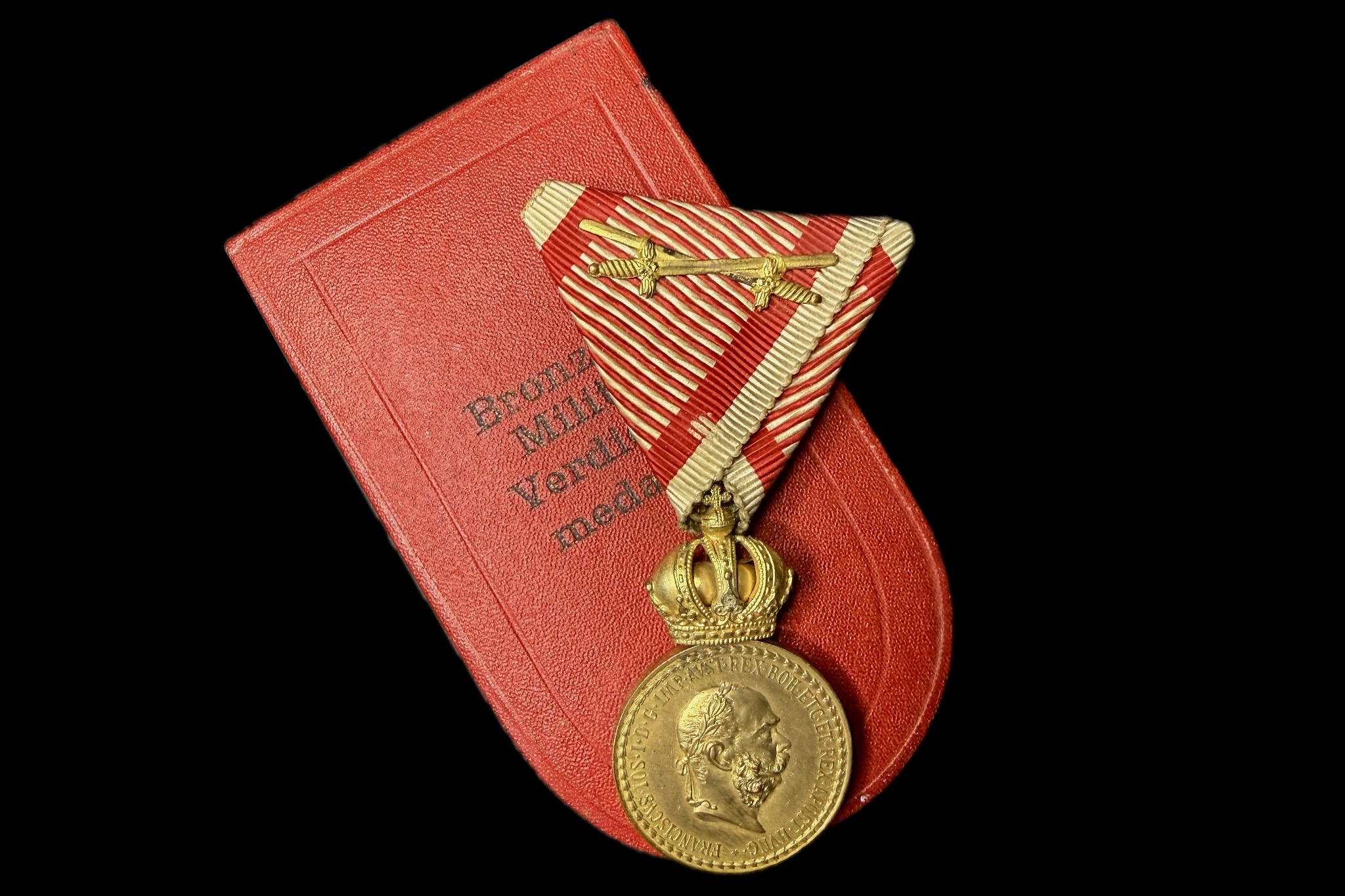 Ferenc József Katonai Érdemérem (Signum Laudis) bronz fokozat, kardokkal, eredeti szalagon dobozban