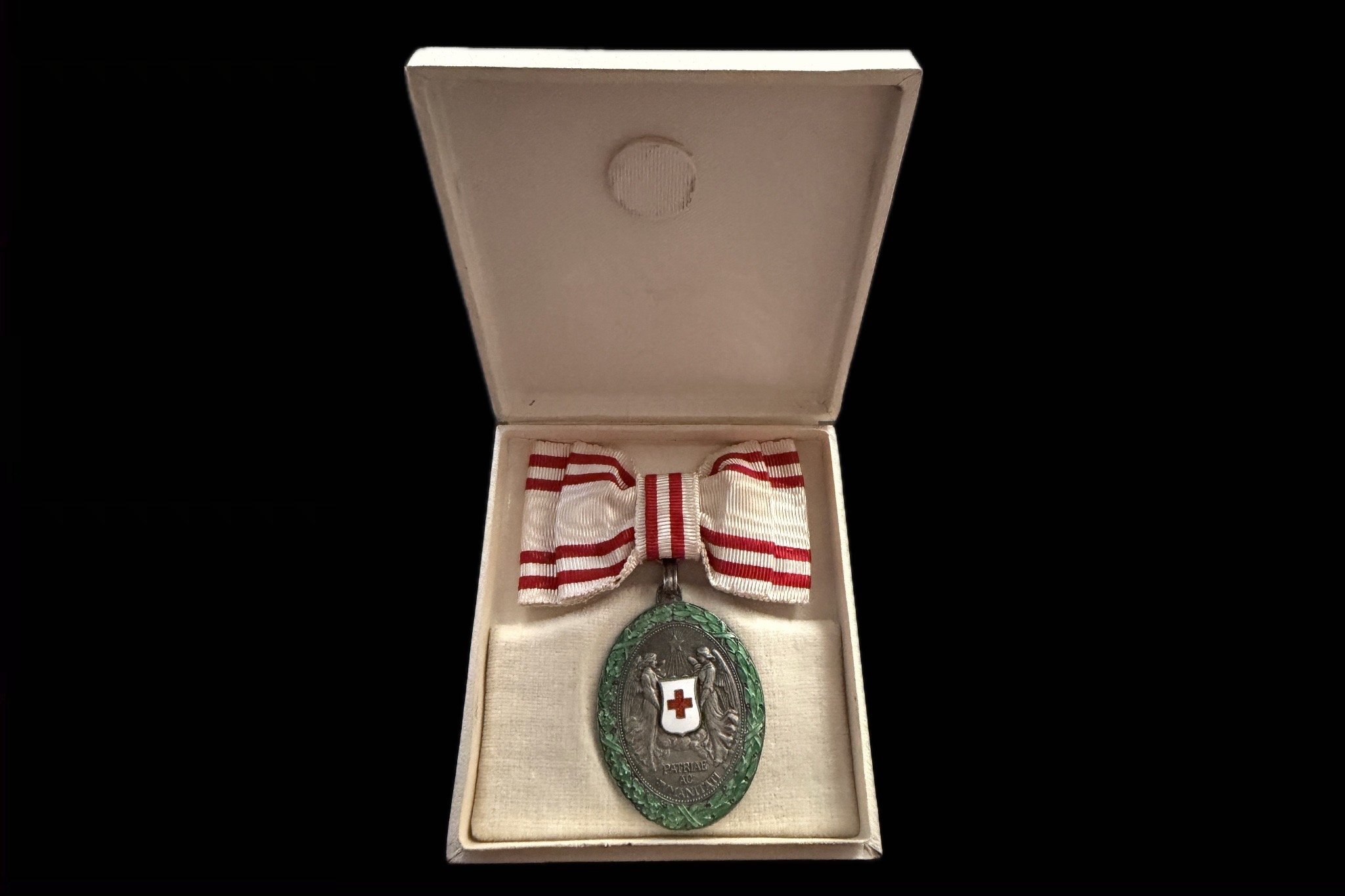 Vöröskereszt „Patriae ac Humanitati” emlékérem (1864–1914) eredeti szalagon díszdobozban
