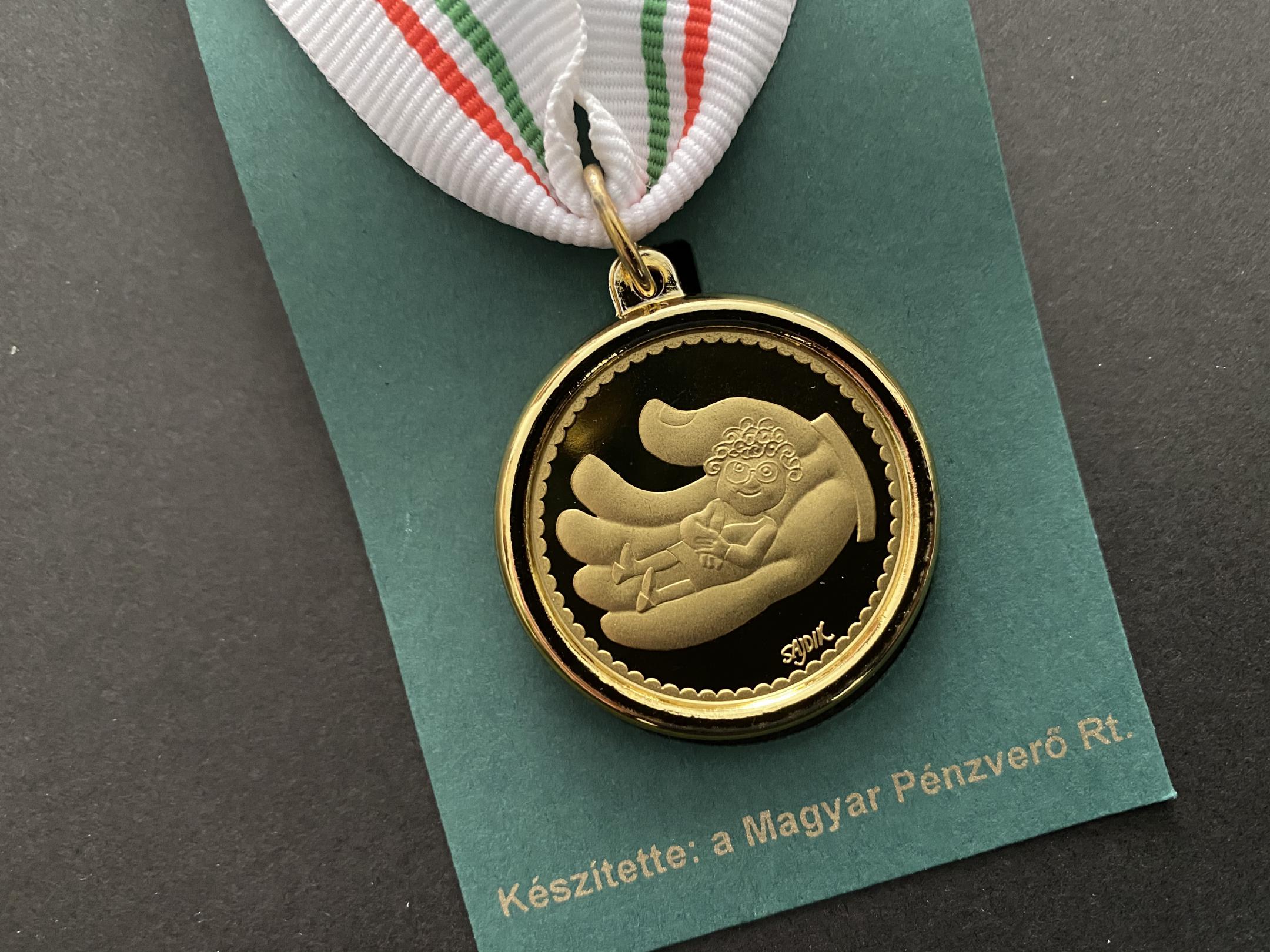 Magyar Pénzverő által kiadott érmek Sajdik Ferenc karikatúráival-A legkedvesebb anyósnak