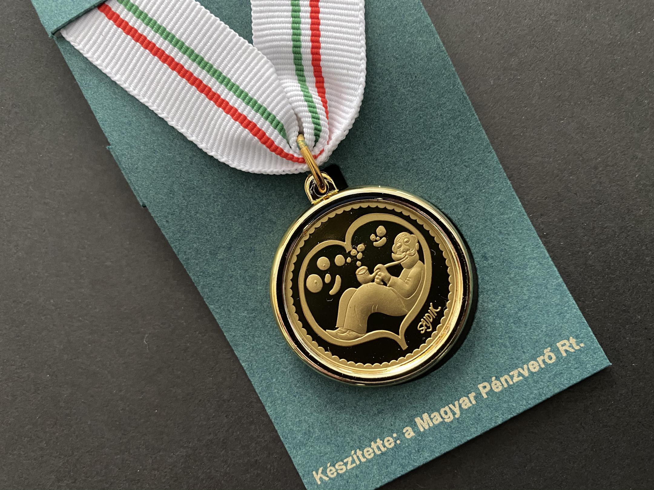 Magyar Pénzverő által kiadott érmek Sajdik Ferenc karikatúráival-A legkedvesebb apósnak
