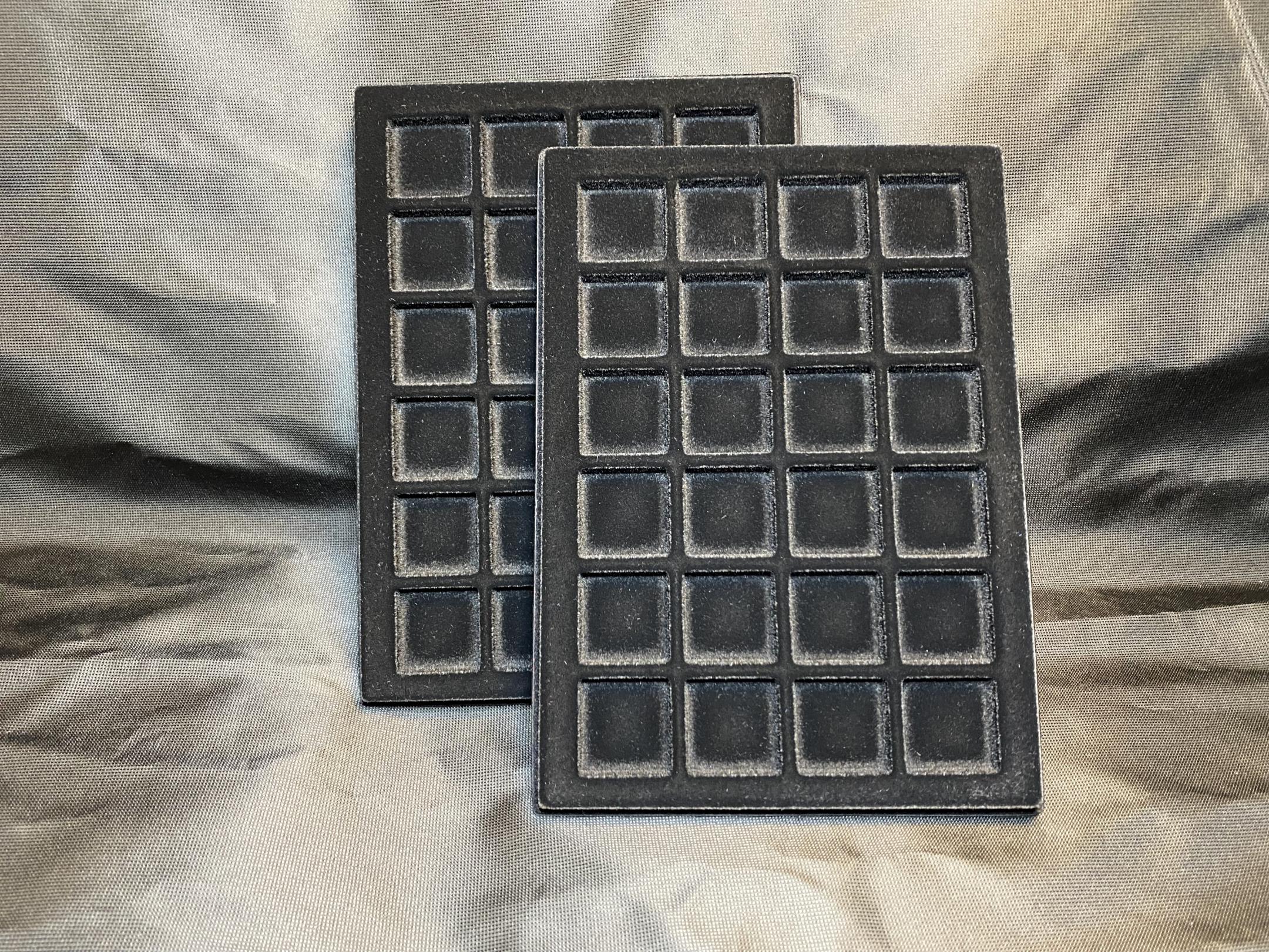 24 fészkes 30x30mm (fekete) 240x170mm ÚJ 2db