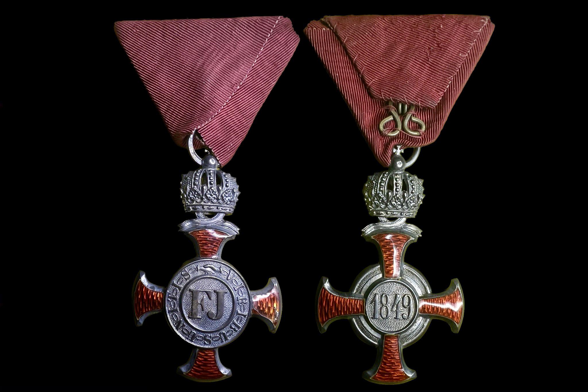 Franz Joseph (No34) Ezüst Koronás Érdemkereszt díszdobozban