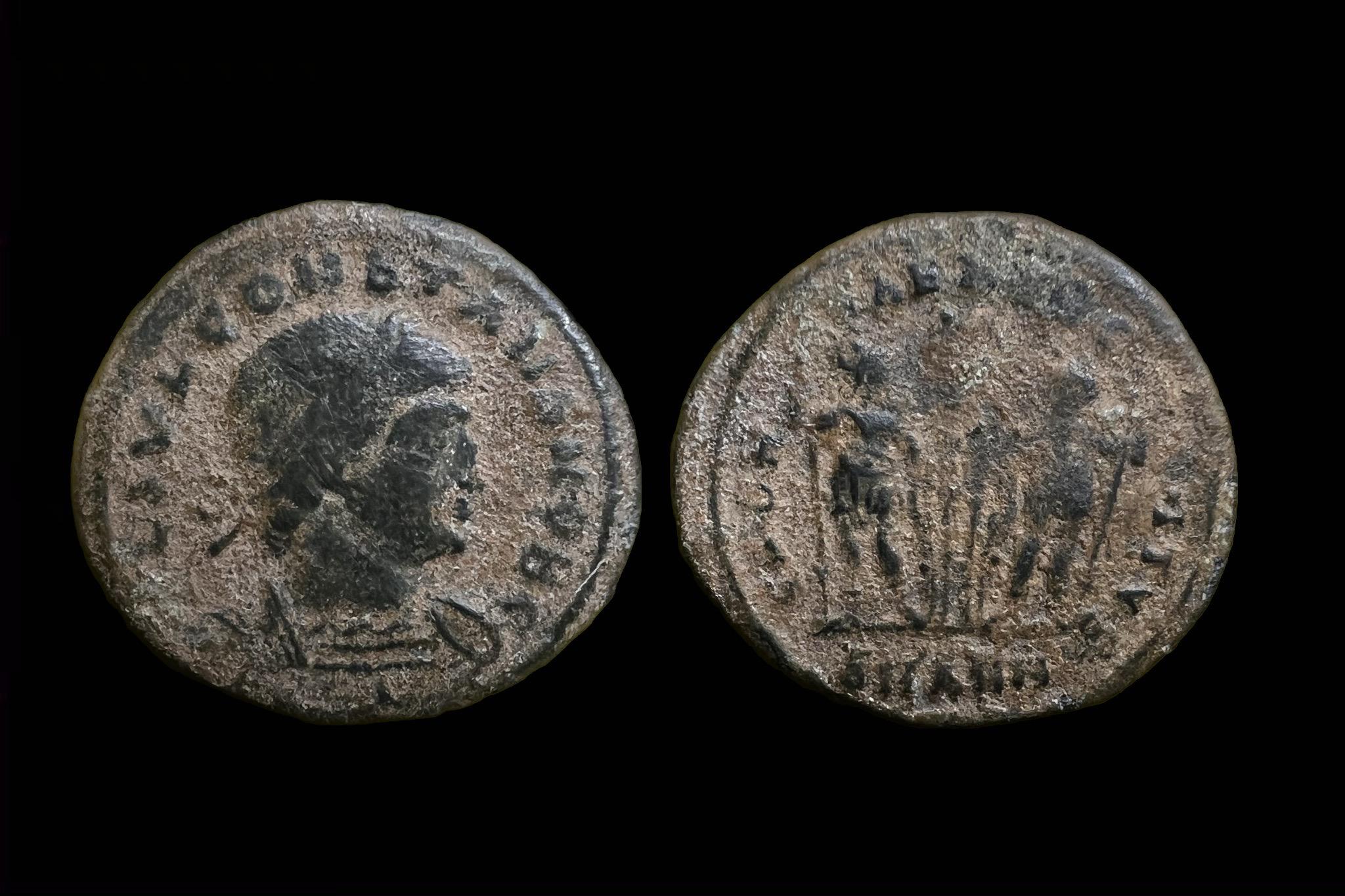 Constans (306-337) AE sivatagi patina FL IVL CONSTANS NOB C  GLOR - IA EXERC – ITVS RIC 89